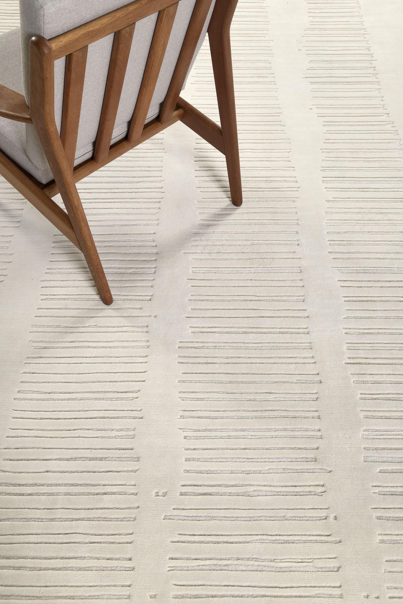 Camino ha lussuosi tratti lineari in rilievo realizzati in lana e seta intrecciati con eleganza. La semplicità di questo tappeto conquisterà il cuore dei tuoi ospiti. Il moderno contemporaneo sarà una scelta perfetta per il tuo tema che darà risalto