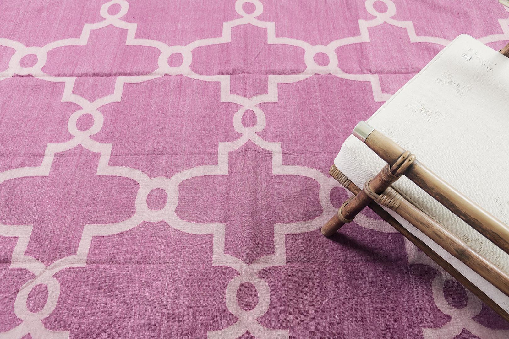 Hojas' en Fuchsine présente un motif géométrique sur toute sa surface, interconnecté les uns aux autres, formant une pièce à couper le souffle, parfaite pour les intérieurs modernes. La couleur vibrante qu'il choisit confère une ambiance