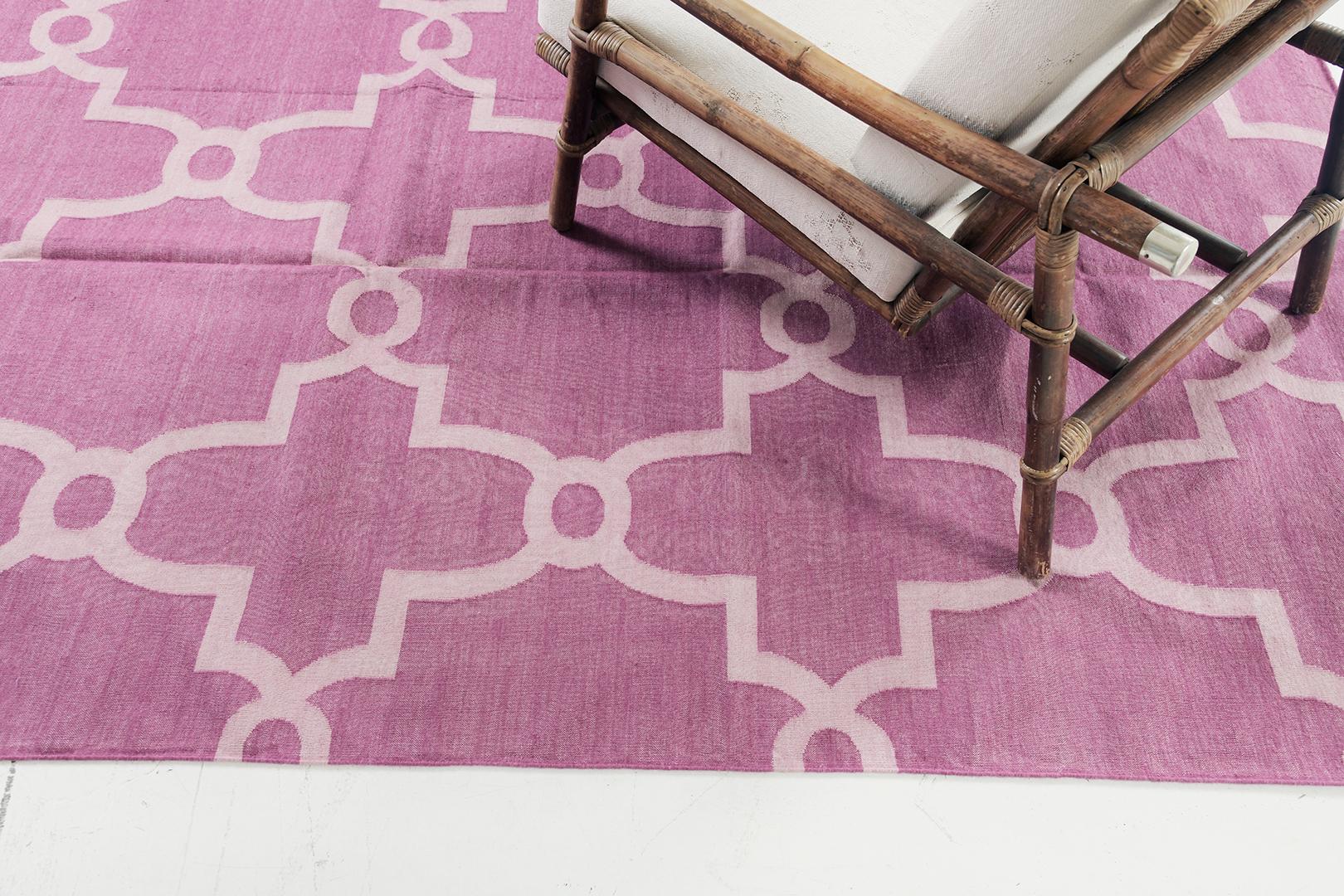 Indien Mehraban - Tapis contemporain à tissage plat de la collection Cielo - Hojas Fuchsine en vente