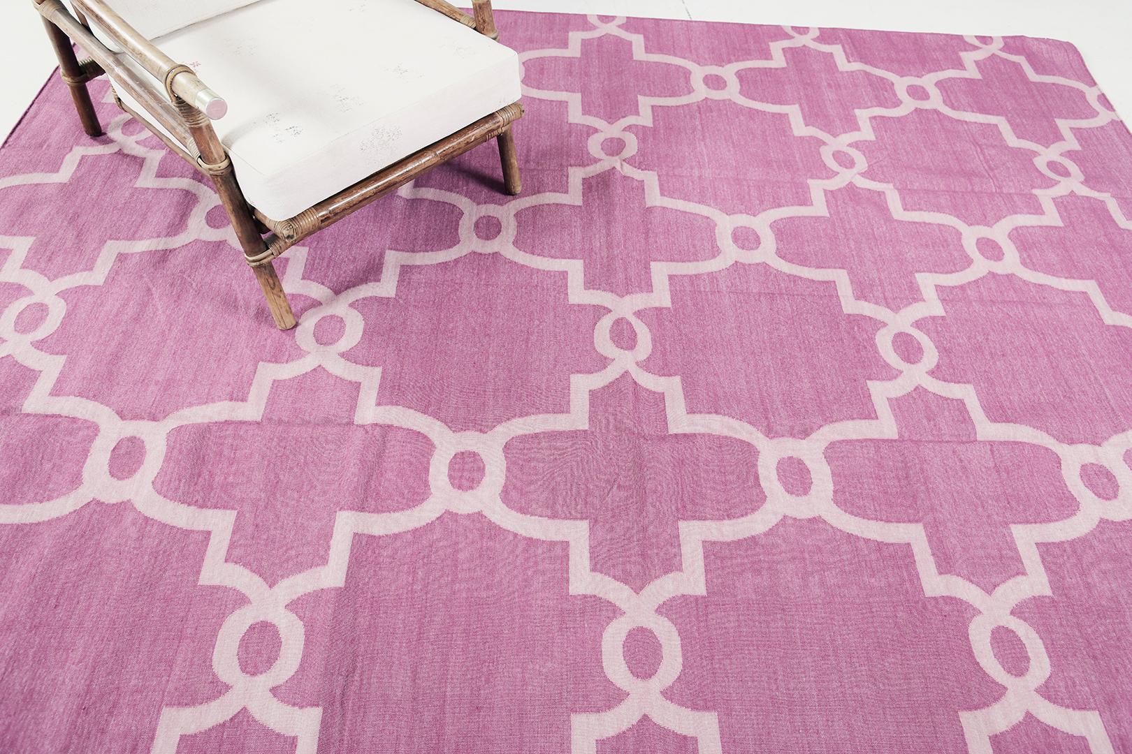 Noué à la main Mehraban - Tapis contemporain à tissage plat de la collection Cielo - Hojas Fuchsine en vente