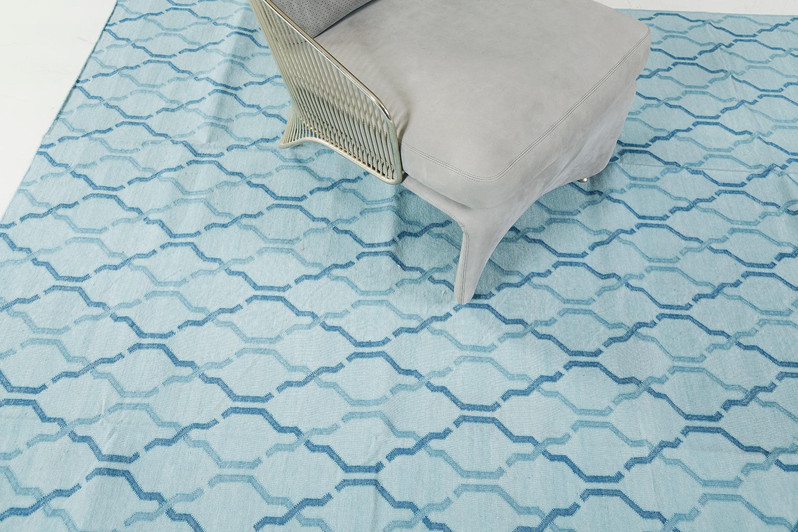 Zenia' in Türkis ist ein moderner Flachgewebe-Teppich, der ein Inbegriff gemütlicher Raffinesse ist. Mit seinem eleganten geometrischen Muster, das sich über den ganzen Teppich erstreckt, wird dieser moderne Teppich den künstlerischen Geist eines