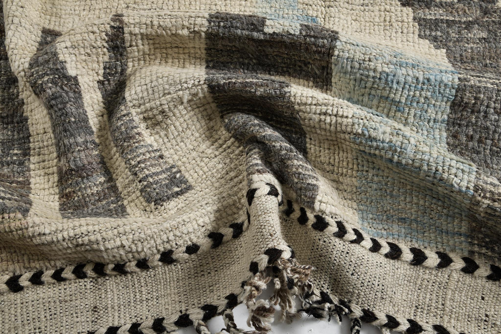 Dakhla' est un tapis magnifiquement texturé avec des motifs irréguliers inspirés des montagnes de l'Atlas du Maroc. Les touches de beige et de taupe entourées du parfait shag osseux travaillent de manière cohérente pour constituer une grande