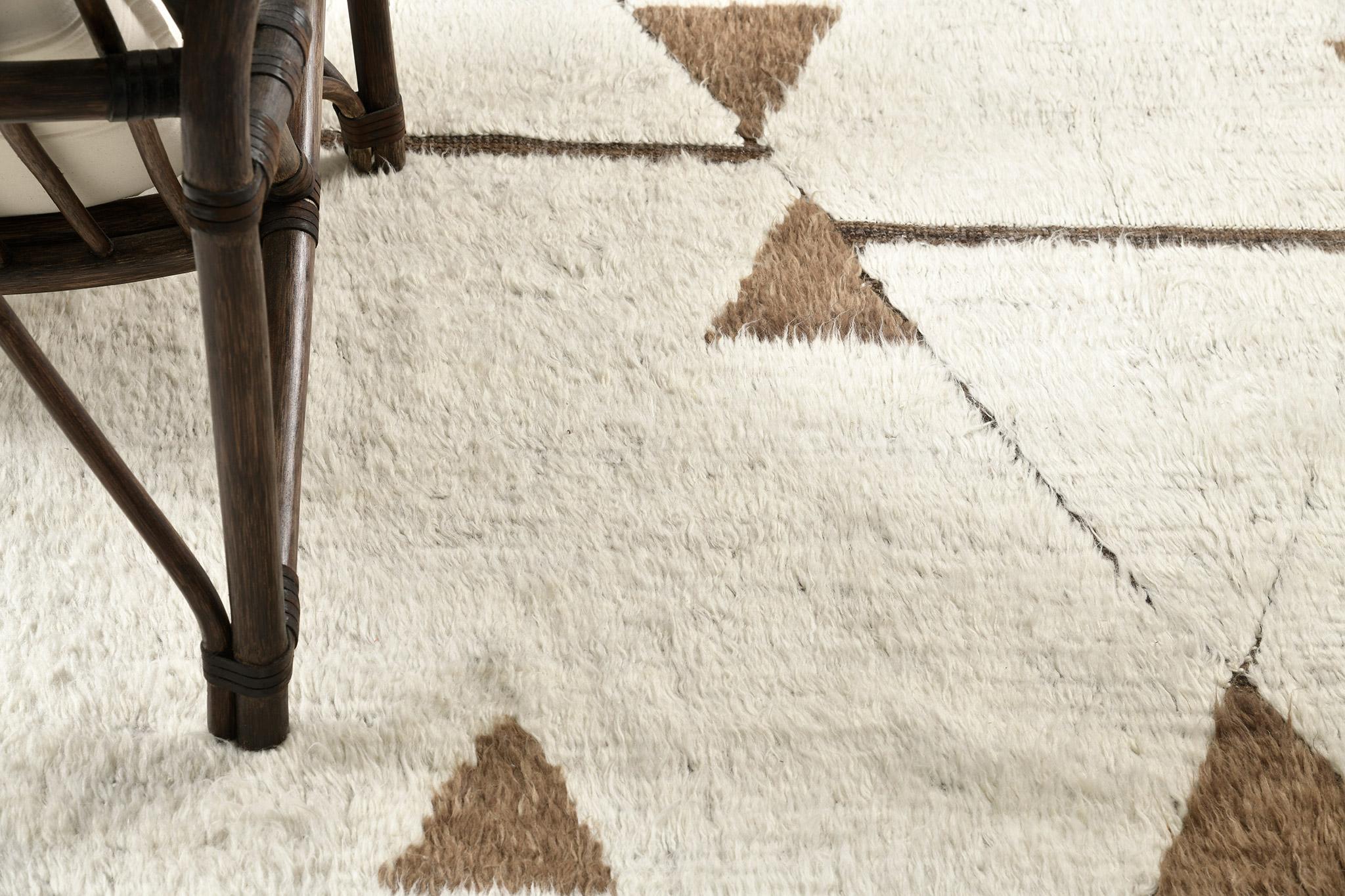 Darbu' is a tasteful handwoven wool piece in a perfect geometric design. The contrasting ivory and brown colors work cohesively to make for a great contemporary interpretation for the modern design world. Mehraban's Atlas collection is noted for