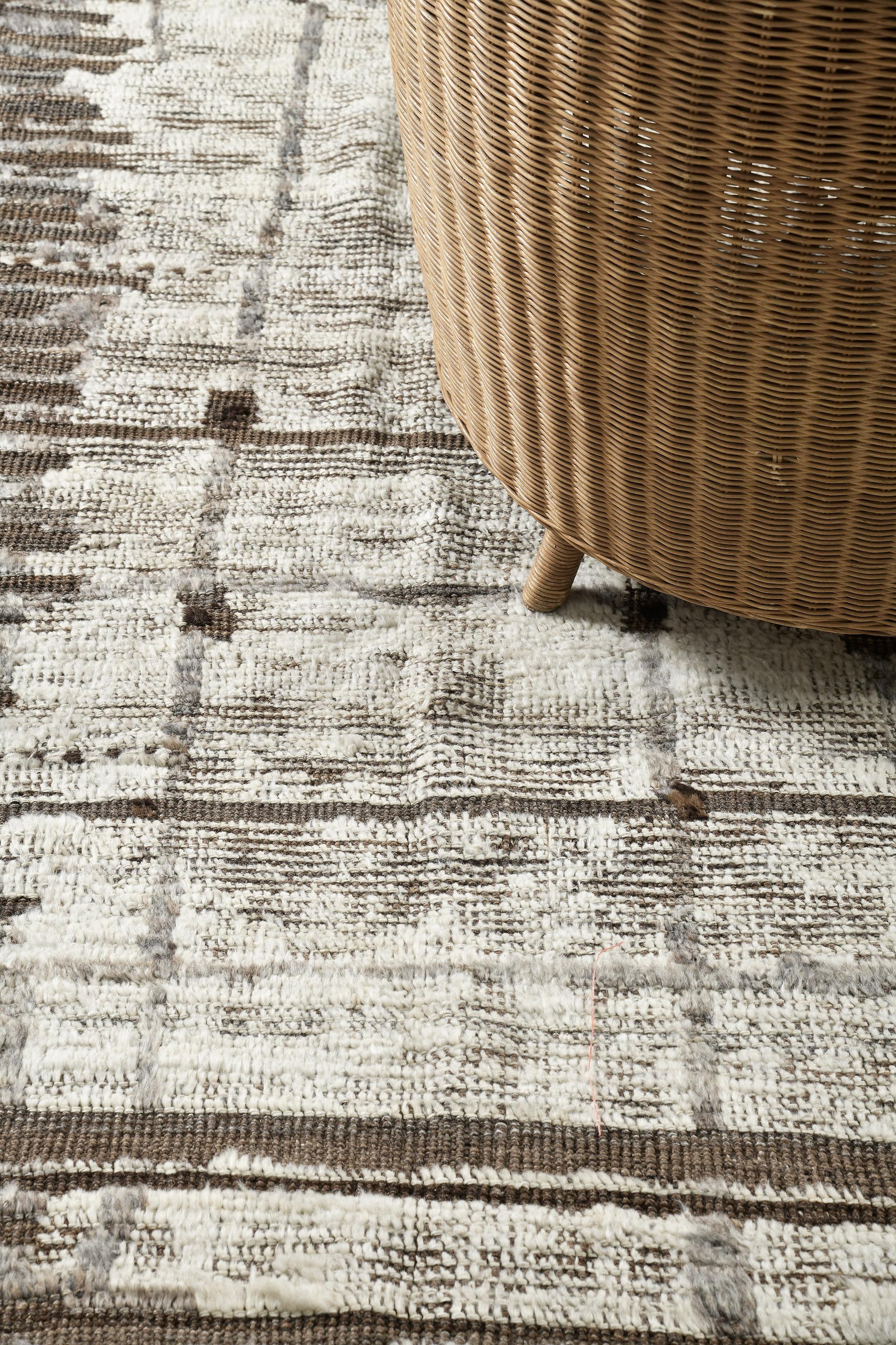 Dassin' est un tissage de poils aux détails impressionnants qui s'intègre parfaitement aux maisons modernes et contemporaines. La texture luxueuse du design neutre ivoire et café crée une ambiance fascinante et relaxante. La collection Atlas de