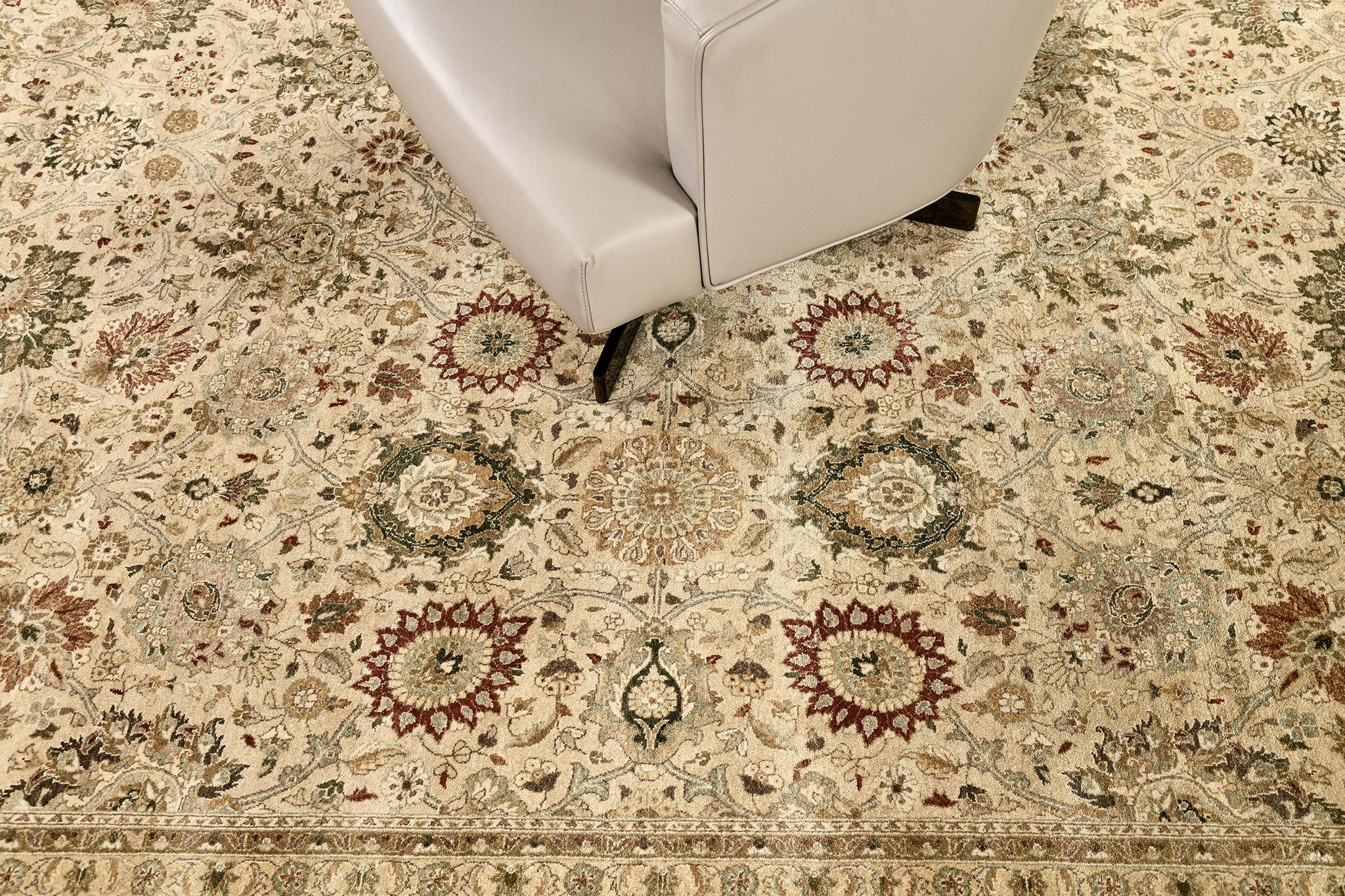 Dieser umfassende Teppich aus handgesponnener Wolle aus Täbriz zeichnet sich durch eine neutrale Farbpalette aus, die ihn für eine ganze Reihe von Anwendungen geeignet macht. Eine Reihe von Verzierungen in symmetrischem Design, die zum Muster passen