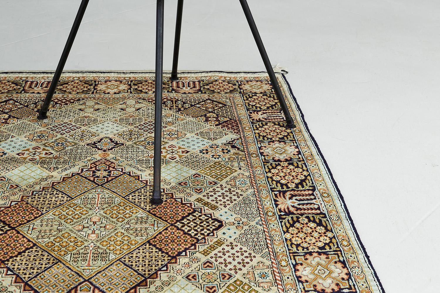 Verschönern Sie Ihr kleines Heiligtum mit unserem eigenen Joshegan Design Teppich aus wunderschöner Seide. Alle blühenden Verzierungen und symbolischen Elemente verschmelzen und formen sich zu einem atemberaubenden Paneelmuster. Die erdige