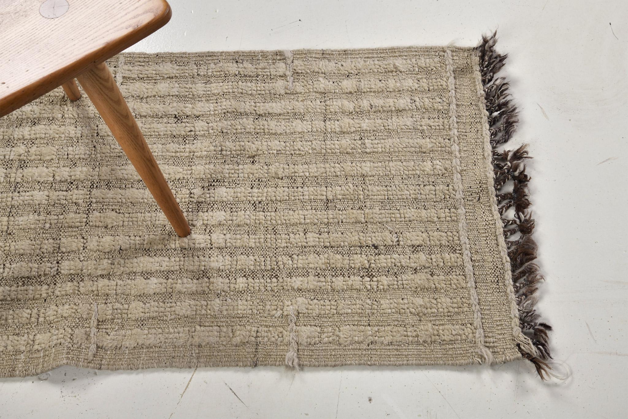 Fohn' est un luxueux tapis en laine tissé à la main avec de délicats détails en relief. En plus de son tissage plat aux tons noisette, Feal propose un shag parfait qui apporte une touche radieuse et contemporaine à l'espace de chacun. La collection