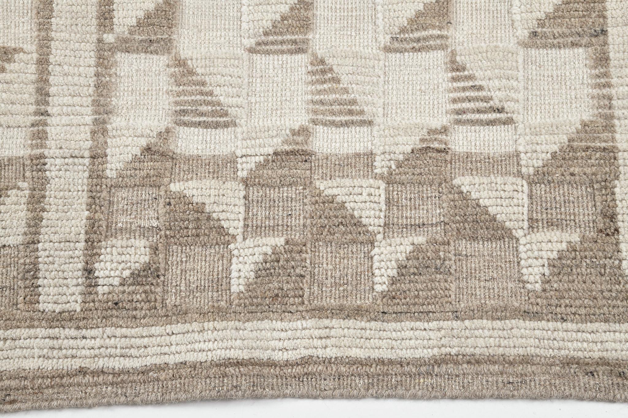 Franc' aus der Estancia-Kollektion zeichnet sich durch seinen Charakter und seinen Stil aus, indem er die geometrischen Motive des Paneel-Designs enthüllt. Dieser bezaubernde Teppich besticht durch seine erdigen Farbtöne in Beige und Taupe. Dieser