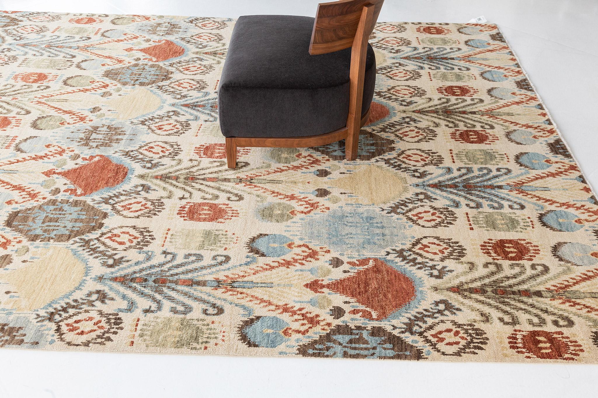 Équilibrant un style joyeux et séduisant, ce tapis Ikat de transition en Ferghana affiche magnifiquement une ambiance moderne. Le champ abrasé est recouvert d'un motif Ikat répétitif qui court le long du champ crème. Un moyen parfait de donner à