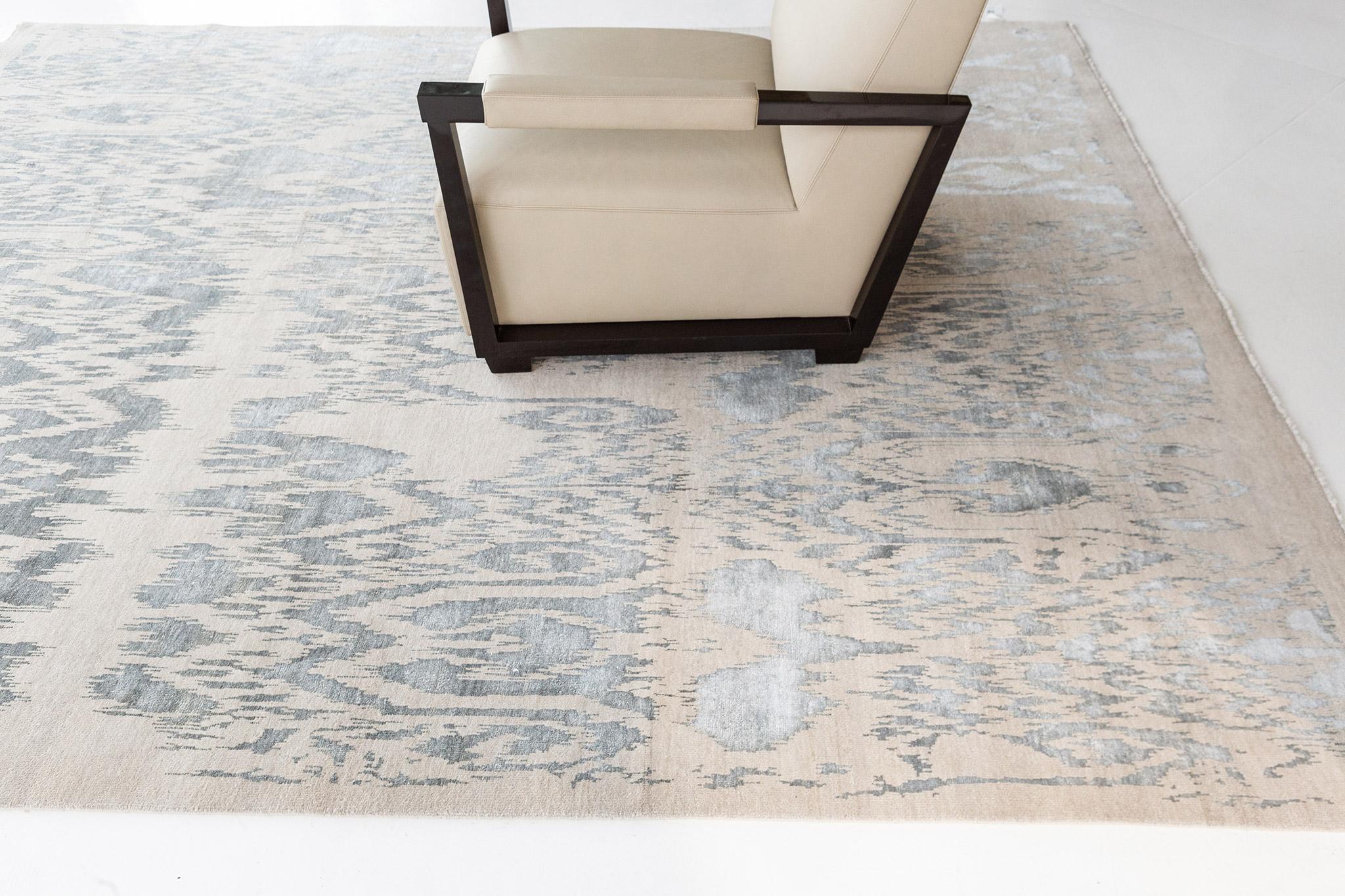 Équilibrant un style tranquille et séduisant, ce tapis Ikat de transition en Oshima affiche magnifiquement une ambiance moderne. Le champ abrasé est recouvert d'un motif Ikat répétitif qui court le long du champ ivoire. Un moyen parfait de donner à