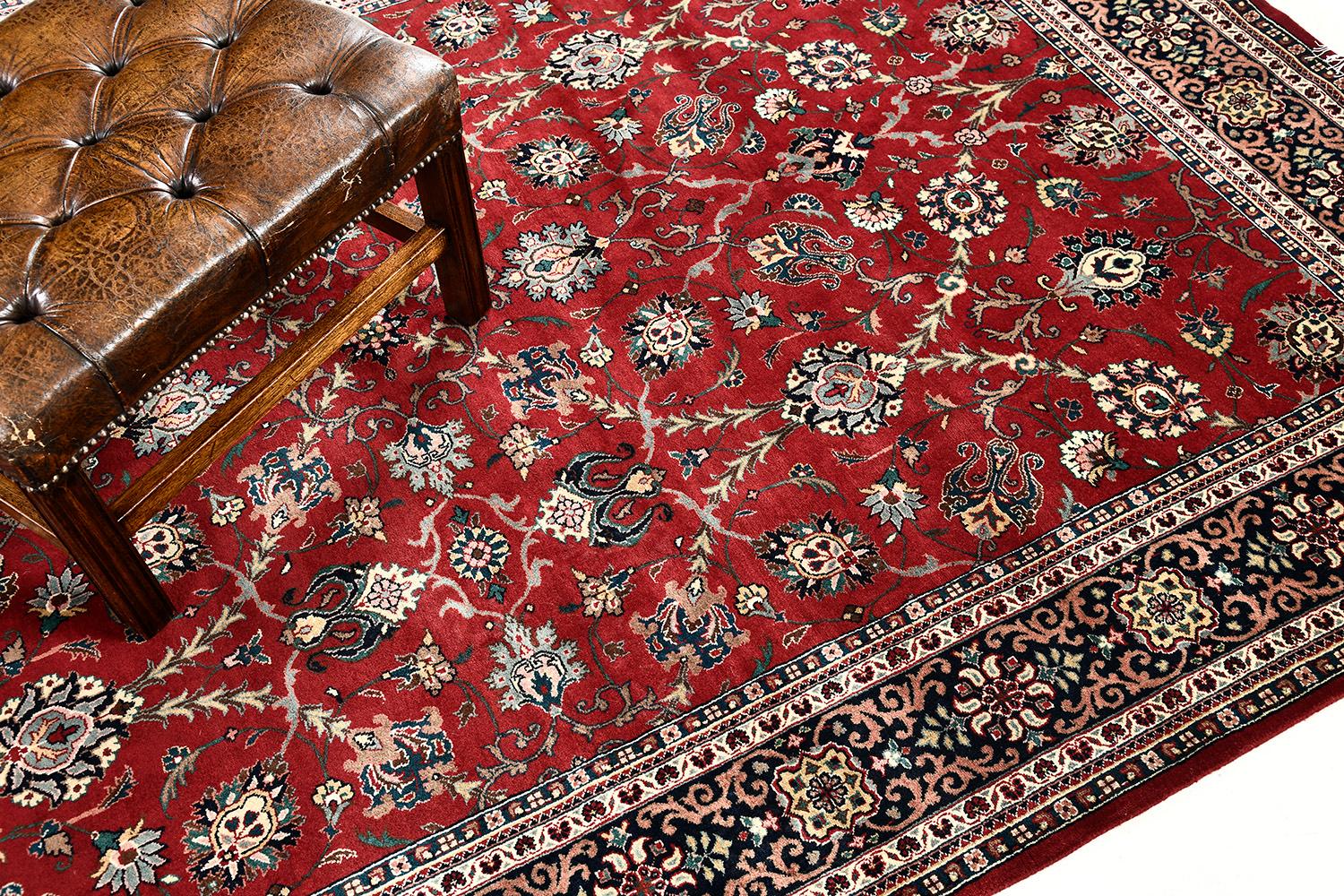 Plus plausible pour un thème majestueux, ce magnifique tapis Indo Semnan englobe un motif sophistiqué. Ce chef-d'œuvre est aligné les uns sur les autres en ce sens que ces spirales et ces vignes sont parfaitement assorties dans un rouge vibrant