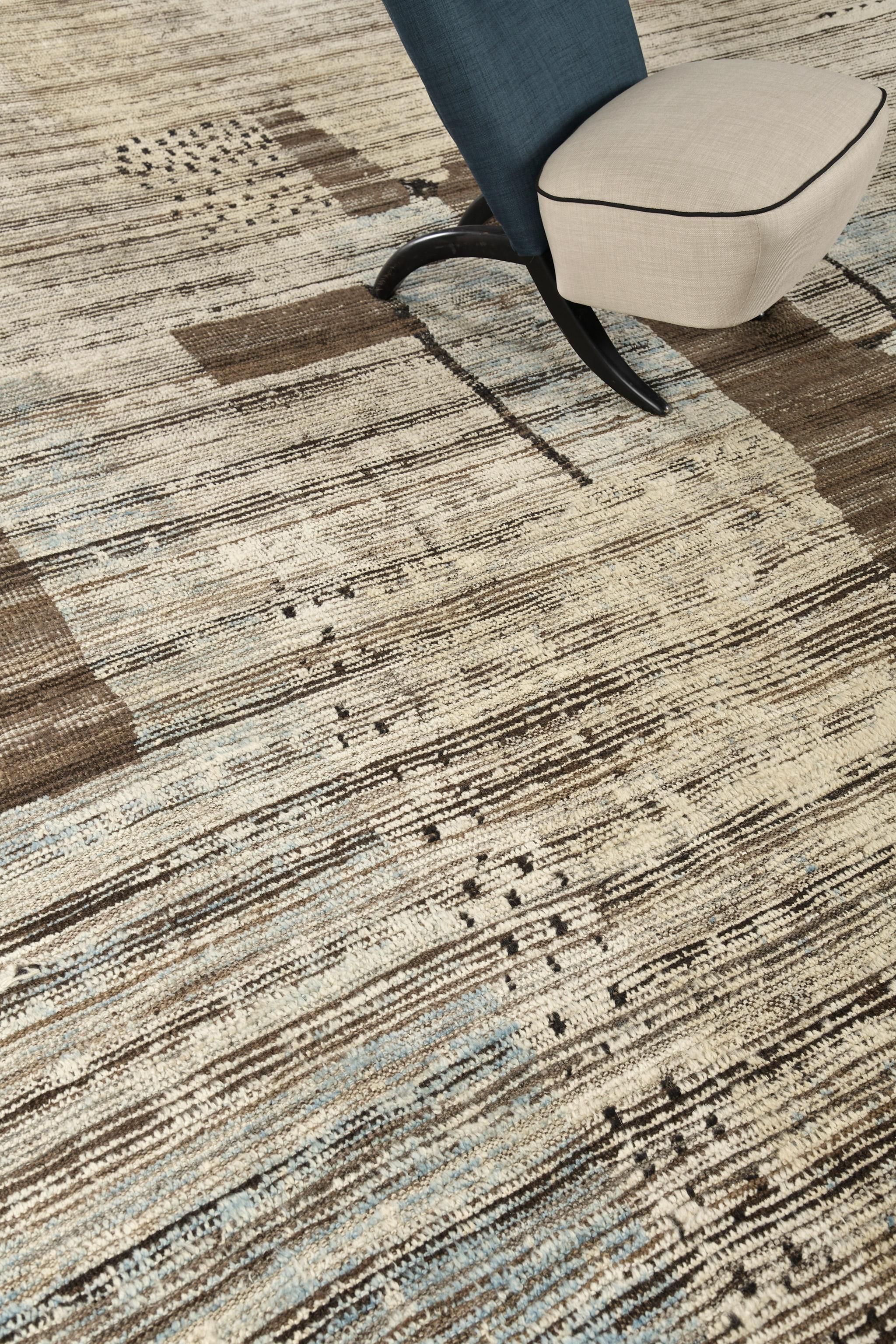 Iriqui' est un tapis magnifiquement texturé avec des motifs irréguliers inspirés des montagnes de l'Atlas du Maroc. Les couleurs terreuses sont cohérentes et constituent une excellente interprétation contemporaine du monde du design moderne. La