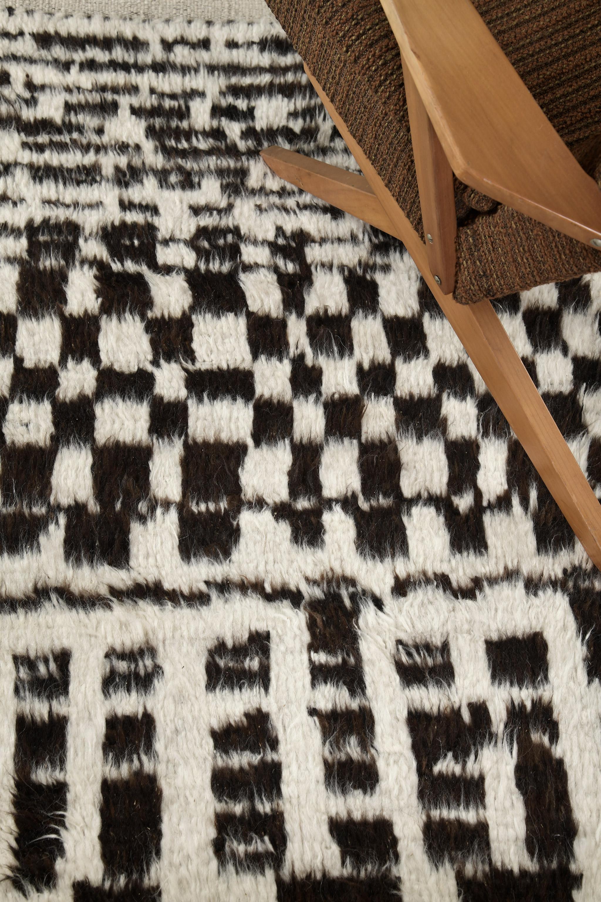 Revealing the series of uneven checkered motifs, Jugo’ is a phenomenal rug that will captivate you in every possible way. Featuring the earthy neutral tones of umber brown and ivory, this rug creates an impressive pattern perfect to be placed in an