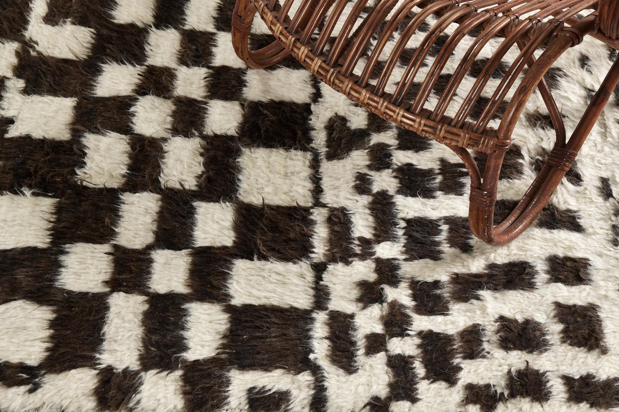 Revealing the series of uneven checkered motifs, Jugo’ is a phenomenal rug that will captivate you in every possible way. Featuring earthy neutral tones of umber brown and ivory, this rug creates an impressive pattern perfect to be placed in an