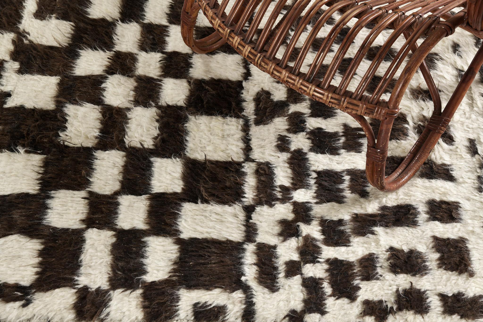 Révélant une série de motifs à carreaux inégaux, Jugo' est un tapis phénoménal qui vous captivera de toutes les manières possibles. Avec ses tons neutres de brun terreux et d'ivoire, ce tapis crée un motif impressionnant, parfait pour être placé