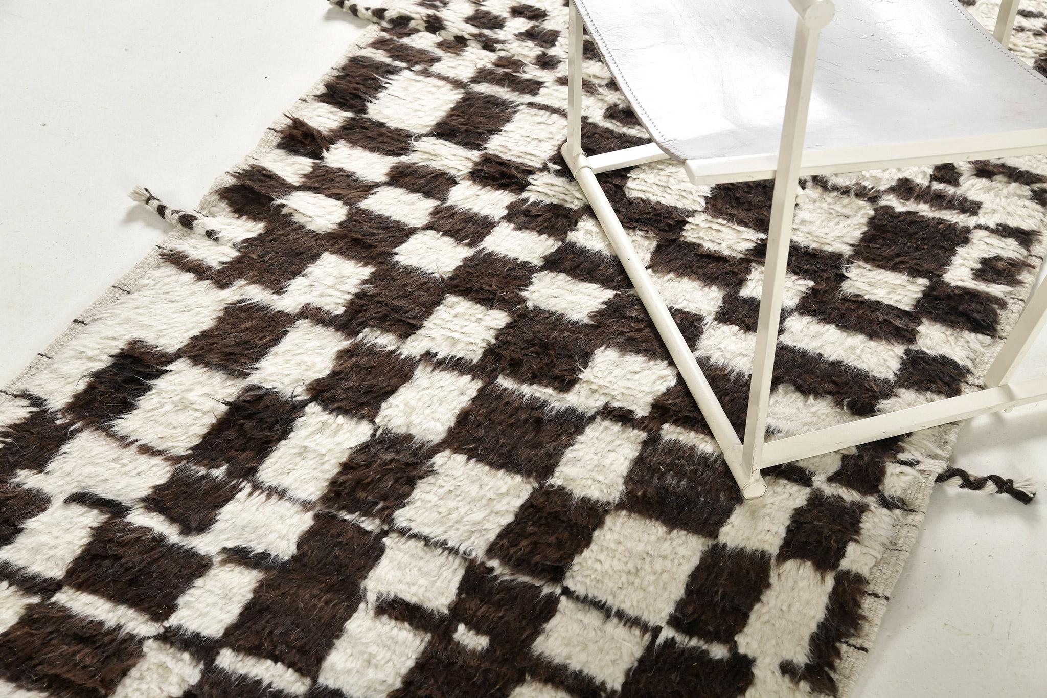Revealing the series of uneven checkered motifs, Jugo’ is a phenomenal rug that will captivate you in every possible way. Featuring earthy neutral tones of umber brown and ivory, this rug creates an impressive pattern perfect to be placed in an