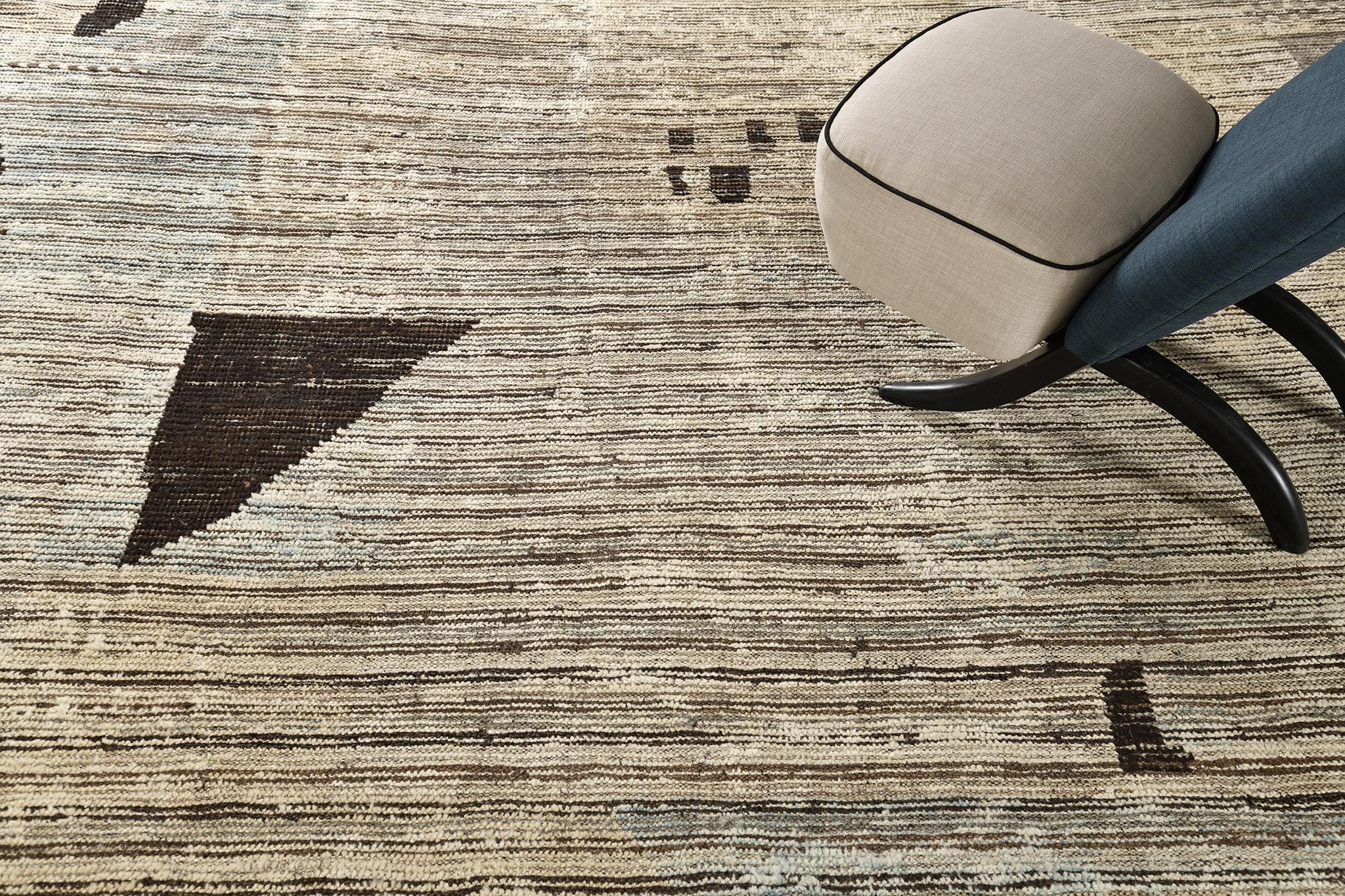 Kaouki' est fabriqué en laine luxueuse et se compose d'éléments de design intemporels. Son tissage de tons de terre naturels avec des couleurs vibrantes et des motifs et formes uniques est ce qui rend la Collection Atlas si unique et si recherchée.