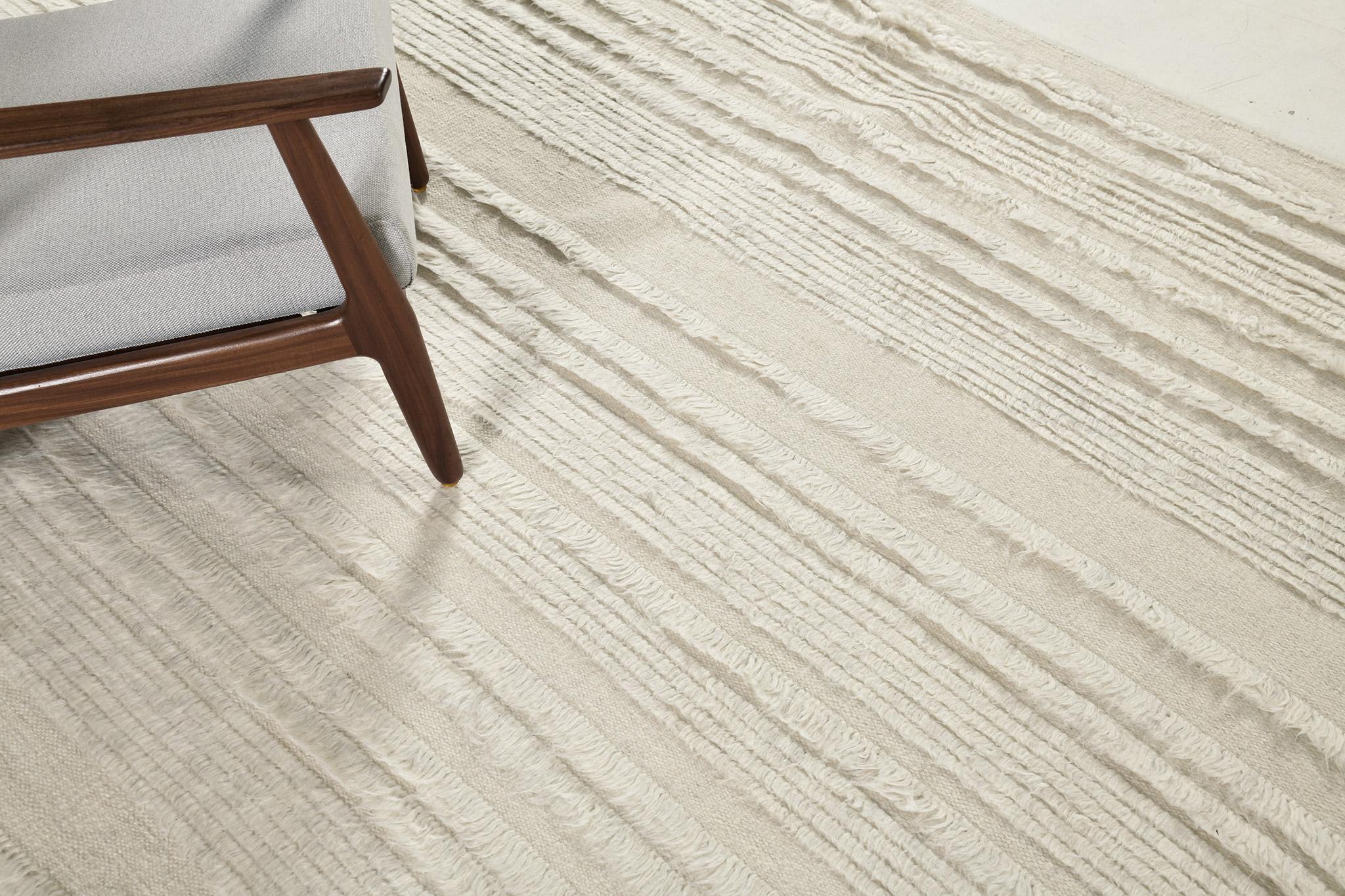 Il Kit Moresby II è una lana lussuosa che presenta linee in rilievo di diverso grado. L'arredamento perfetto per qualsiasi casa grazie alla sua semplicità e alla sua interpretazione moderna. La collezione Atlas di Mehraban è nota per i suoi motivi