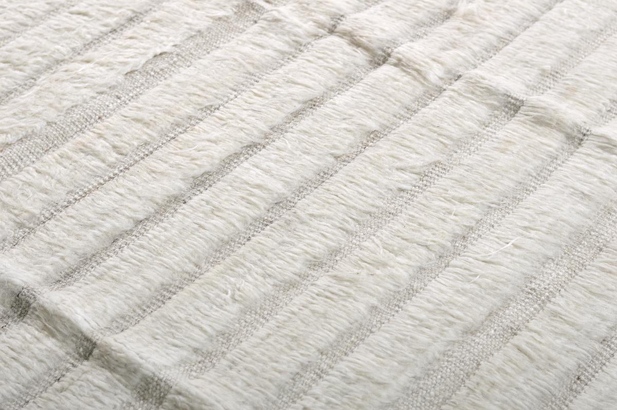 Kit Moresby II ist zum unverwechselbaren Teppich von Malibu geworden. Der perfekte Weißton, gepaart mit der geprägten Struktur und den flachgewebten Bordüren, verleiht dem Raum einen schicken kalifornischen Stil. Diese Teppiche wurden in