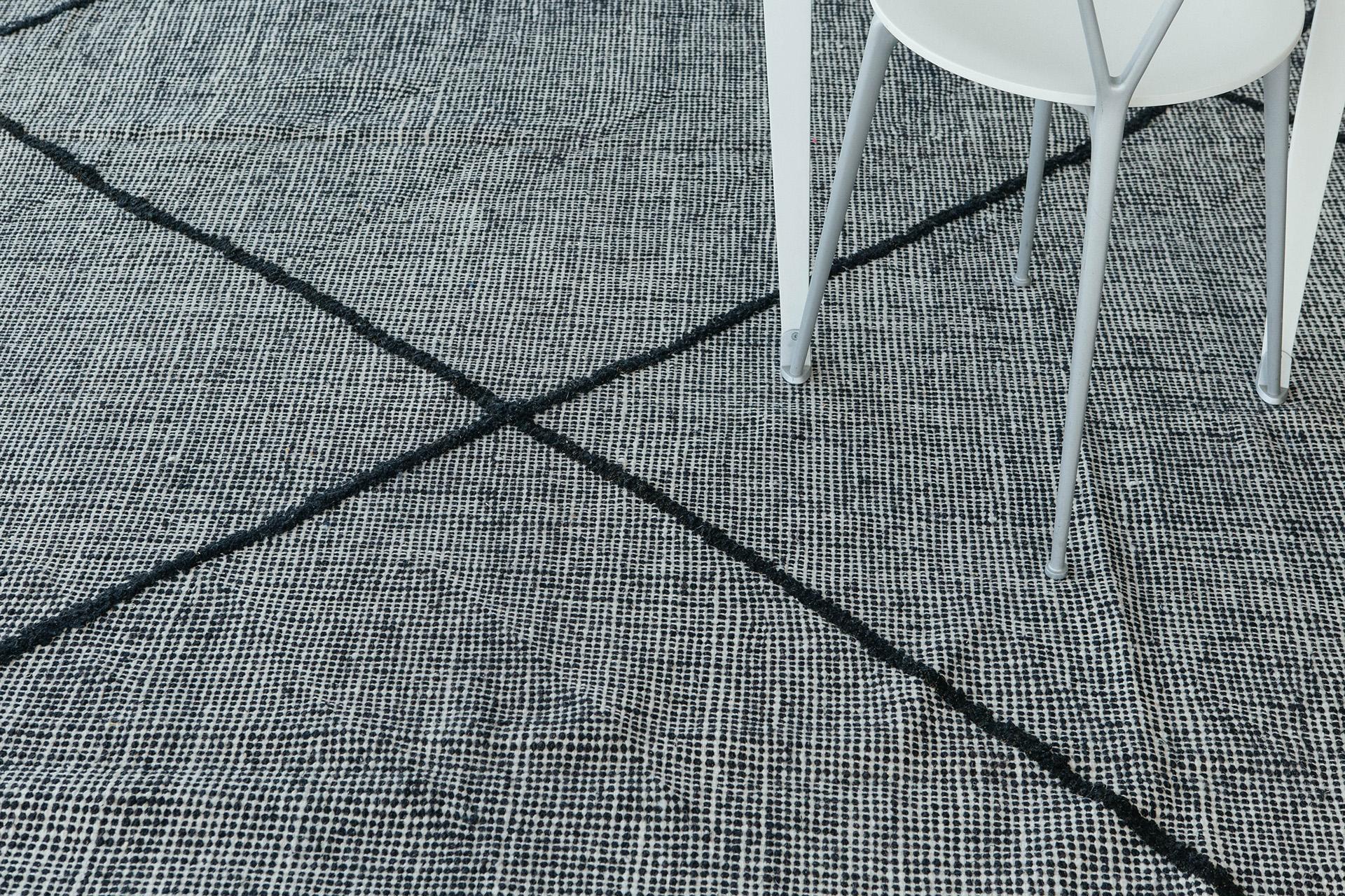 Leste è un'autentica opera d'arte spontanea, ornata da losanghe allungate che conferiscono uno straordinario effetto artistico grazie ai toni variegati dei tratti orizzontali grigi. Presenta un design unico di simboli marocchini in una fresca