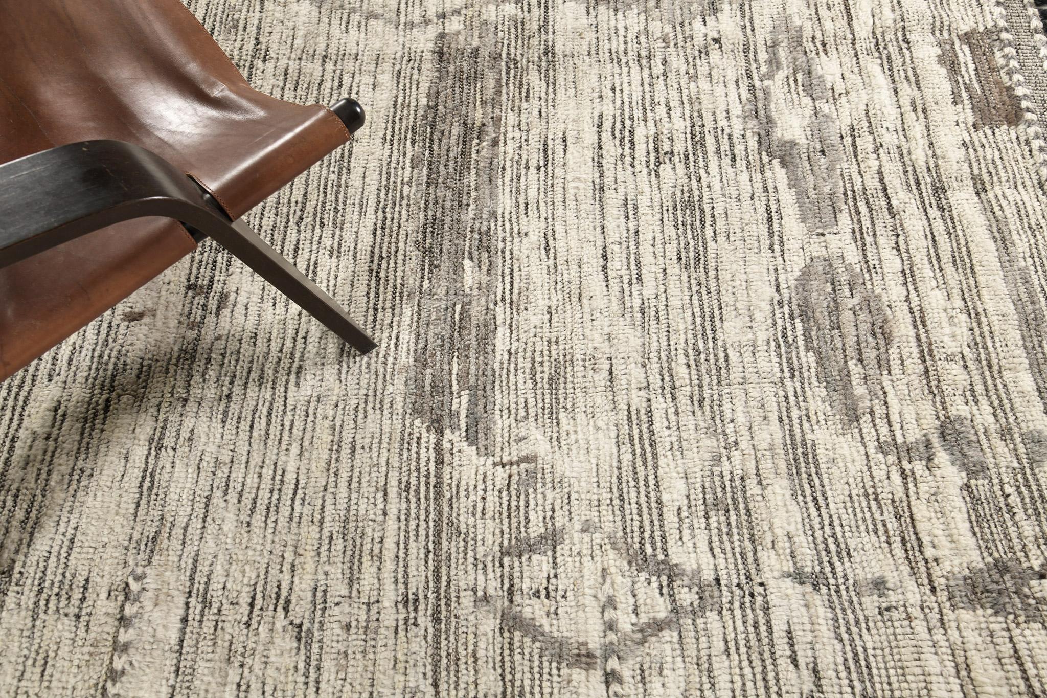 Meliska è un tappeto dalla texture accattivante con motivi irregolari ispirati alle montagne dell'Atlante in Marocco. Le tonalità terrose del crema e del marrone cioccolato, circondate da uno shag marrone umbratile, sono un'ottima interpretazione