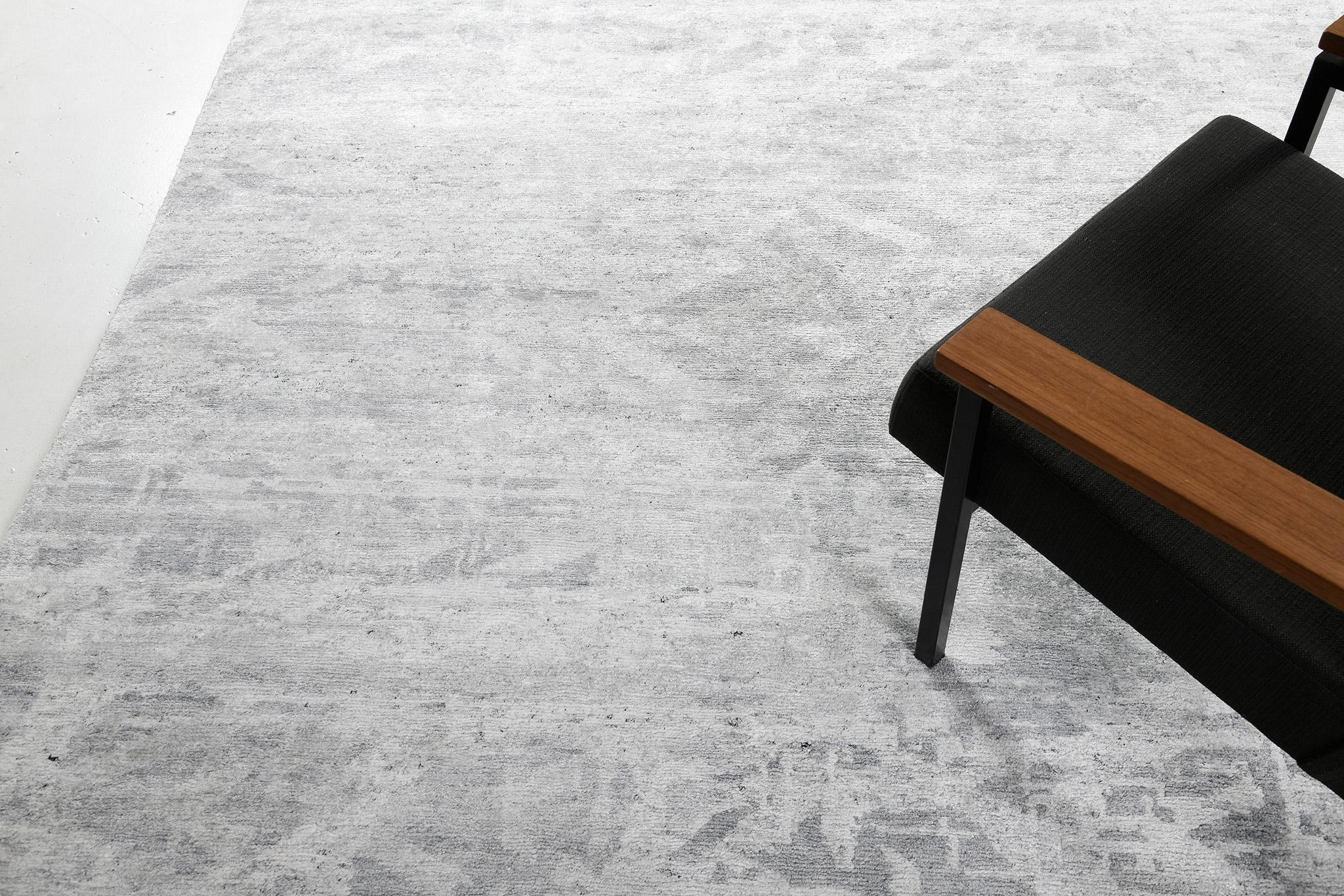 Mehraban Rugs, Tappeto in seta di bambù dal design moderno A1896 in vendita 3