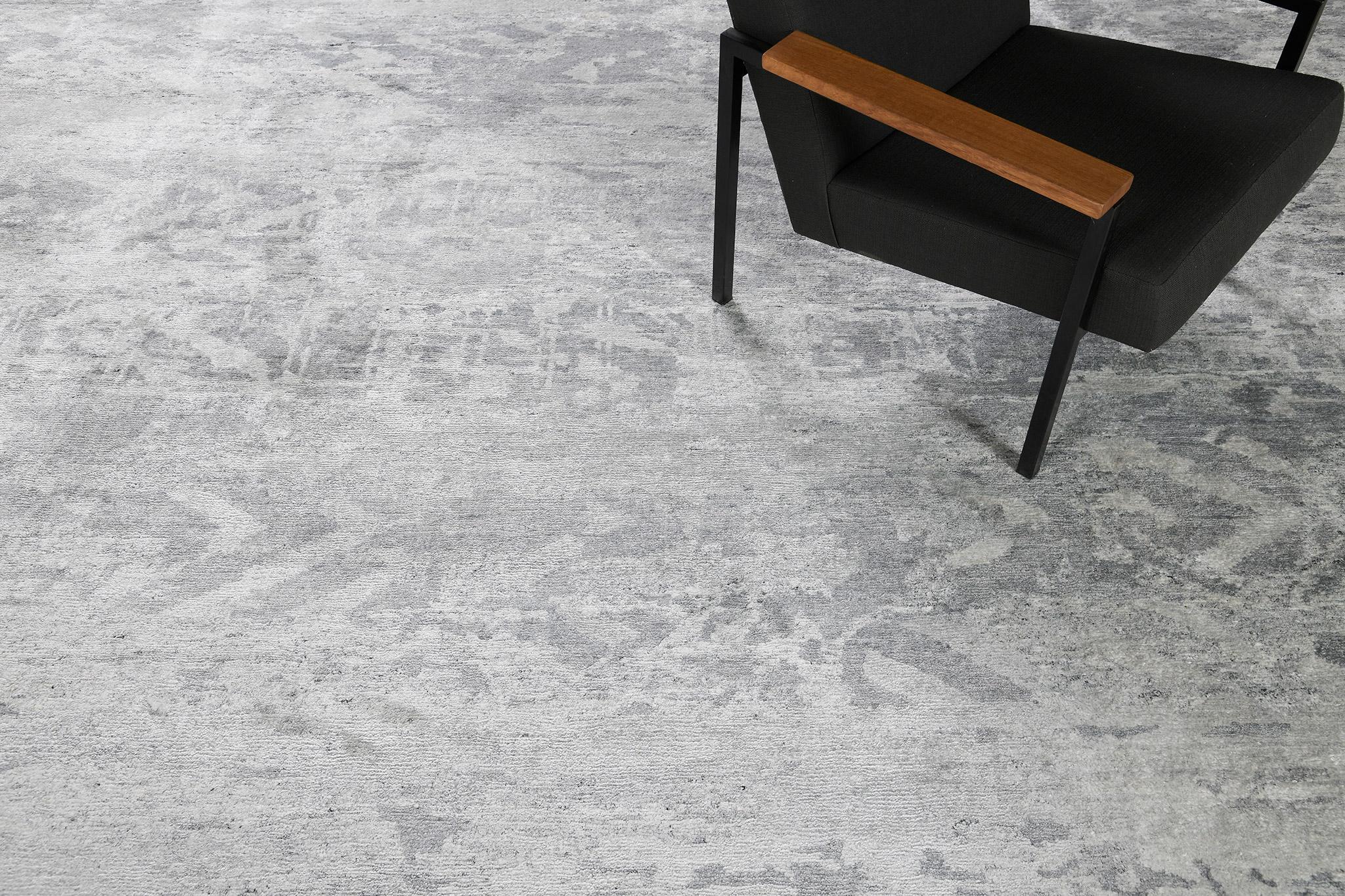 Indiano Mehraban Rugs, Tappeto in seta di bambù dal design moderno A1896 in vendita