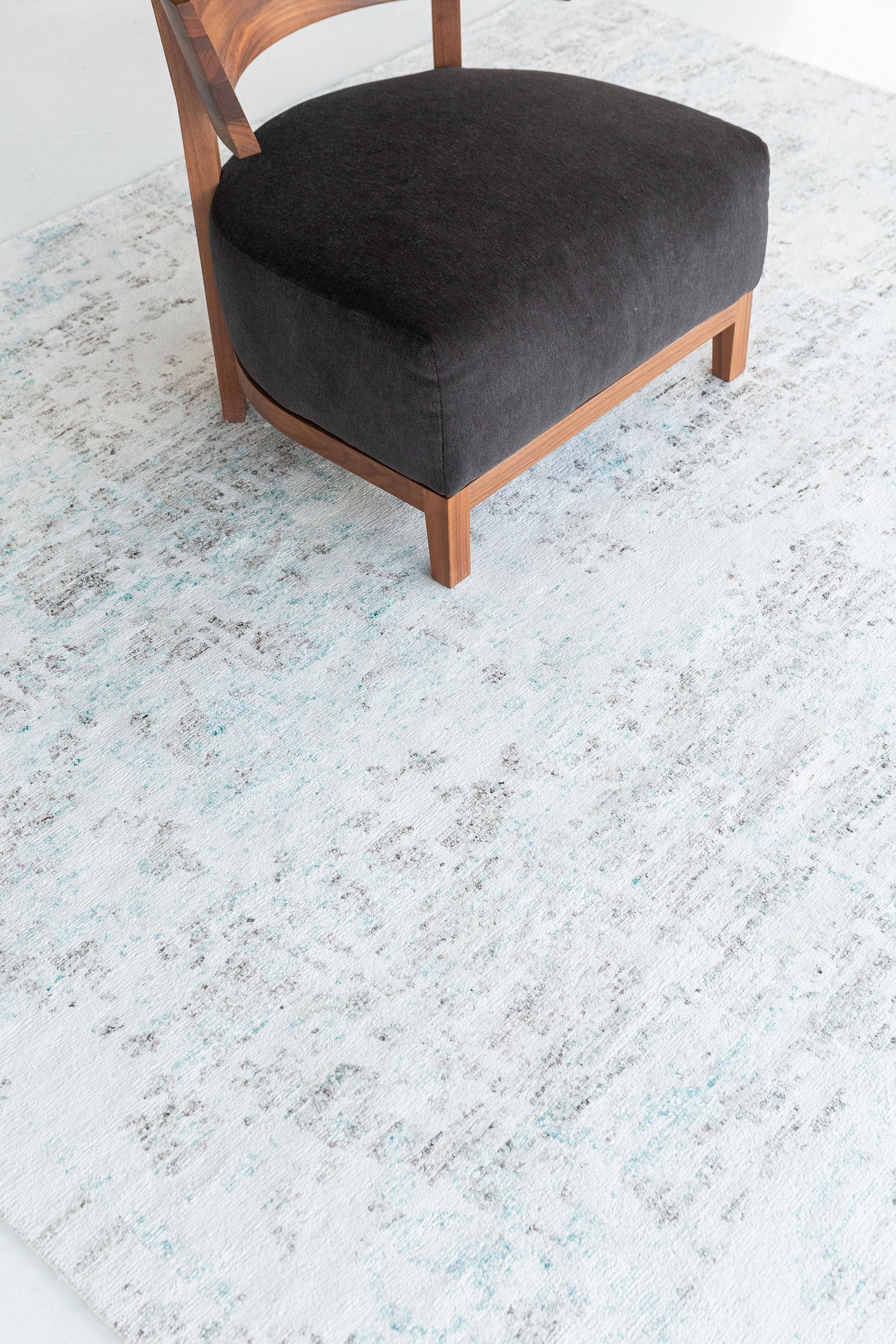 This mysterious Modern Design Bamboo Silk rug conjures up the spirit of Bohemia, with its playful combination of mint, white, and gray dominant colors. It is just as trendy and refined at the same time, perfect for any connoisseur of a fine