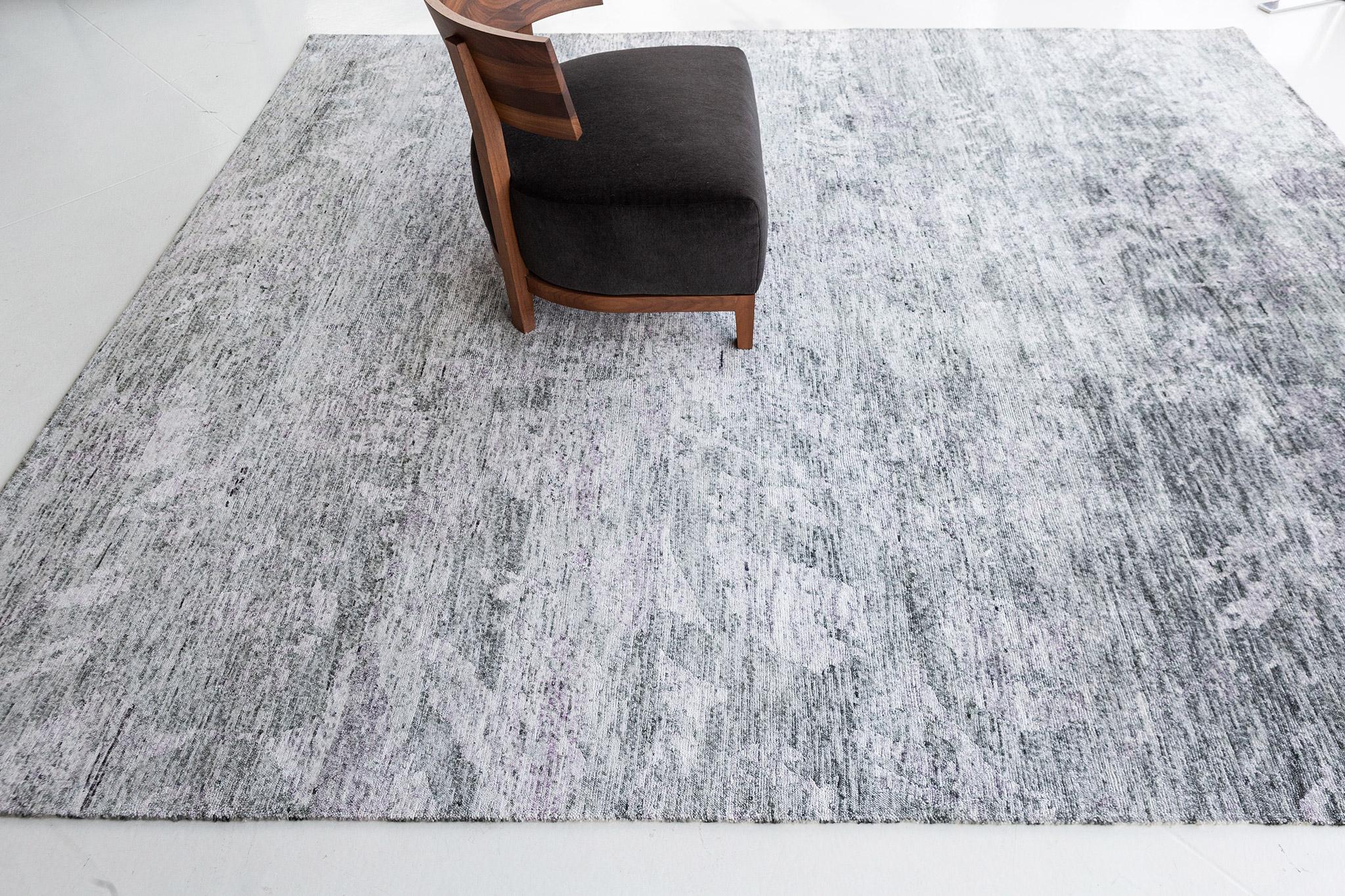 Fideli ist ein Bambus-Seidenteppich in einer zeitlosen Mischung aus Grau und Weiß. Dramatische abstrakte Wellen von Details machen diesen modernen Teppich zufriedenstellender für Ihre Räume. Perfekt für eine Wohnung mit einer minimalistischen und