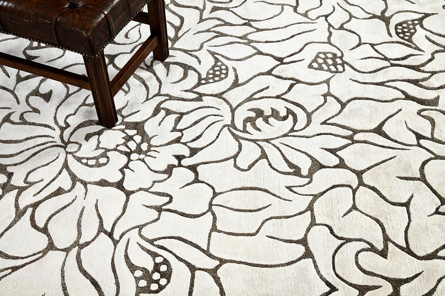 Jardin es una lana de seda de bambú que resalta lo mejor de cualquier espacio. Es el tema garabateado en escala de grises y las obras florales delineadas lo que hace que sea una obra de arte excepcional. Añadirlas a tu colección será una gran