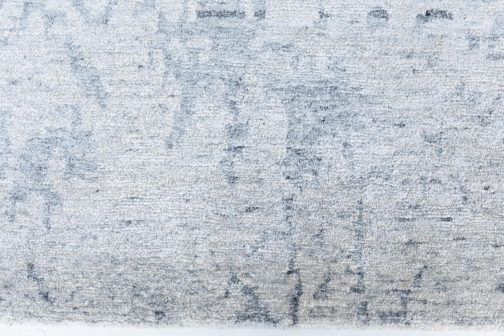 Maruti è una seta di bambù in una splendida tonalità grigio-bluastra e bianca con una bellissima rappresentazione vaga. Un capolavoro che ti farà sentire come nell'Antartico grazie alla sua atmosfera gelida e fredda. L'interno morbido e dettagliato,