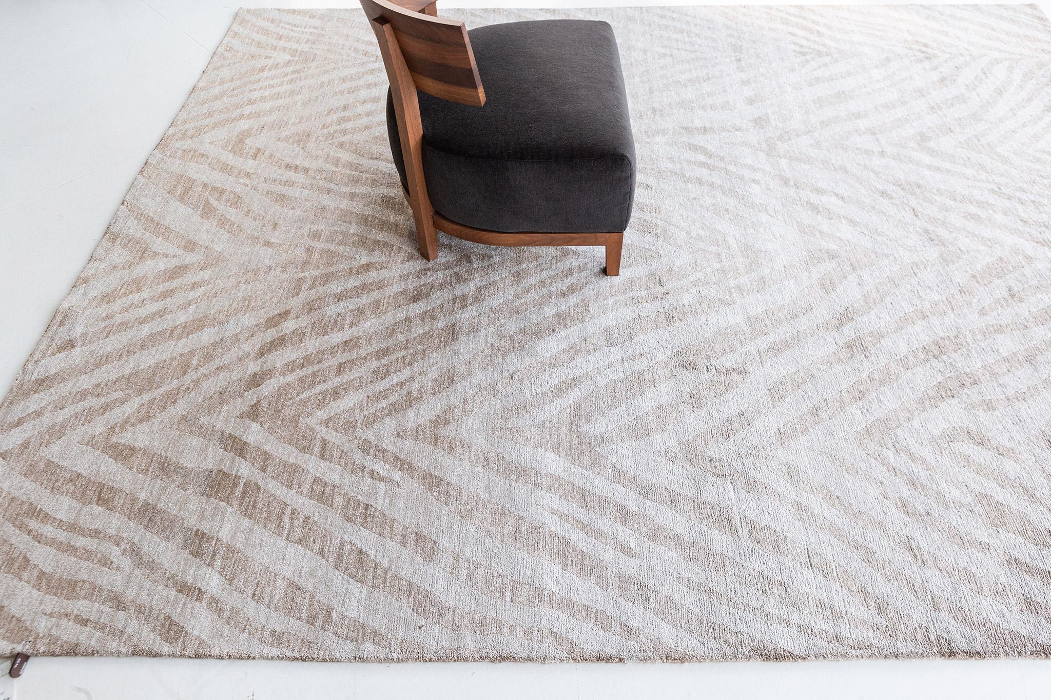 Zuri' ha una sottile linea a zig zag che forma un motivo che ricorda perfettamente la pelle di una zebra. Le tonalità nocciola e avorio di questo tappeto in stile moderno si completano a vicenda e permettono alle linee ben definite di creare