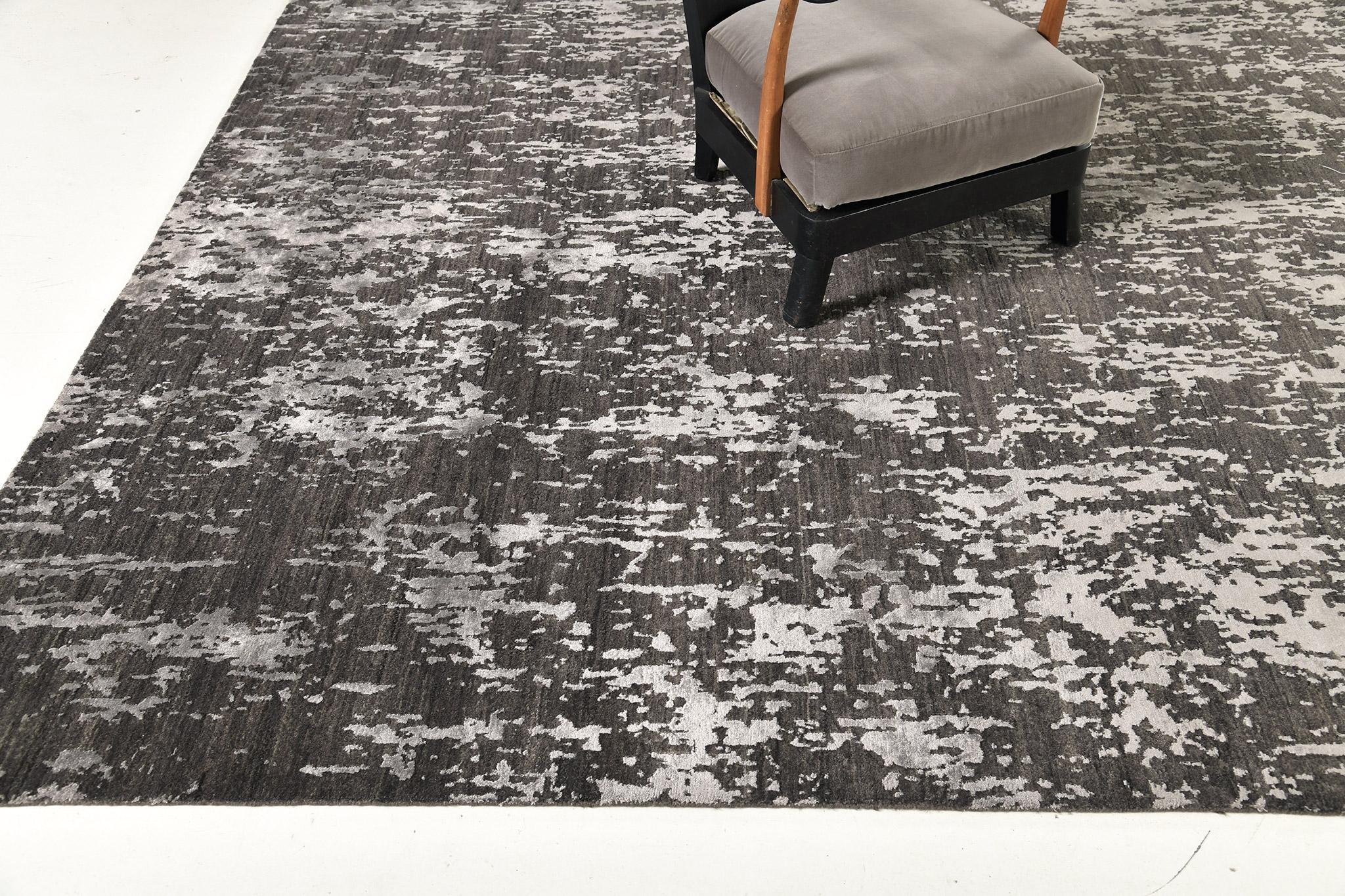 Mehraban Modern Design Mezzo Collection Wool & Silk Embossed Rug ESK409 In New Condition For Sale In WEST HOLLYWOOD, CA