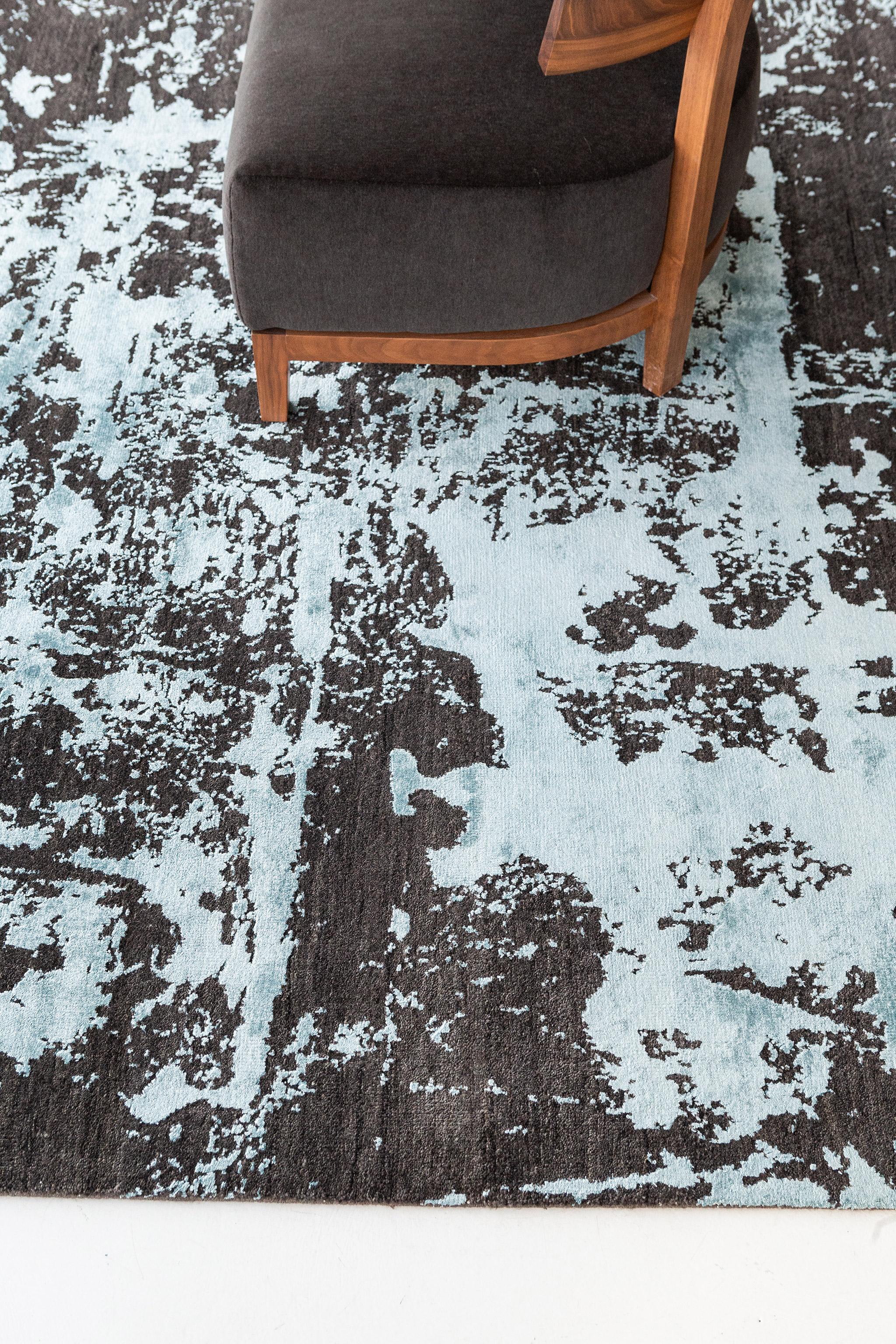 Mezzo ist ein Woll- und Seidenteppich mit abstrakten Spritzern in erstaunlichen Schwarz- und Minttönen. Ein Meisterwerk, das die luxuriöse Qualität mit zeitgenössischen und modernen Räumen in Einklang bringt.  Ein Blickfang, der von Ihren Gästen