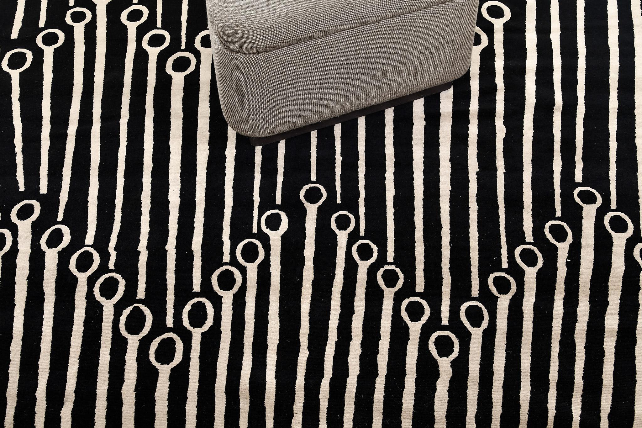 Un tapis au design moderne monochrome qui présente des motifs verticaux formant une série de zigzags audacieux et solides. Ce tapis époustouflant ajoute un soupçon d'espièglerie à la pièce tout en conservant son ambiance distincte. Une pièce