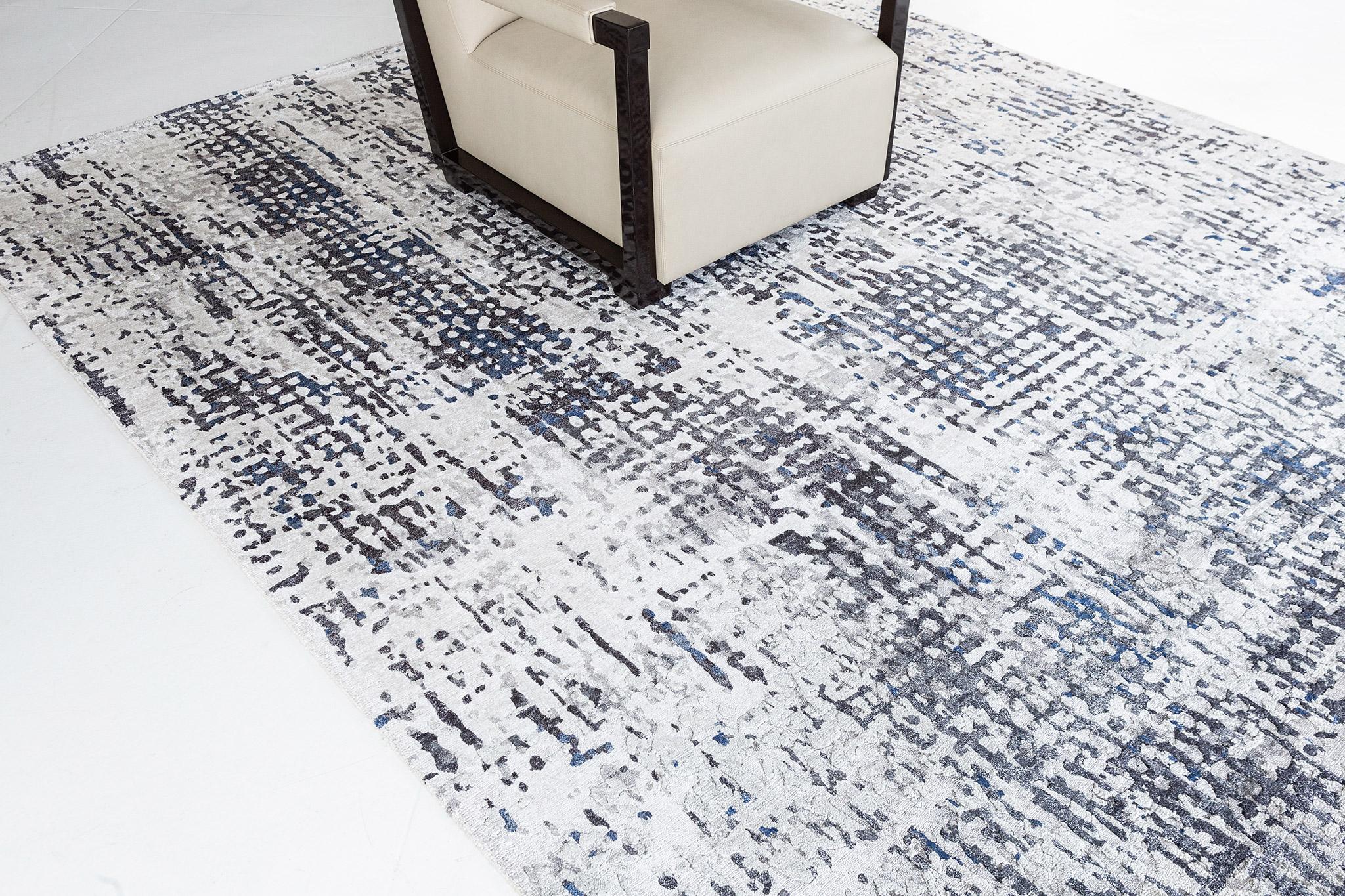 Ce tapis magique en soie de bambou au Design Modern/One présente des traits horizontaux et verticaux, avec sa combinaison ludique de couleurs dominantes anthracite et grise. Il est tout aussi tendance et raffiné à la fois, parfait pour tout