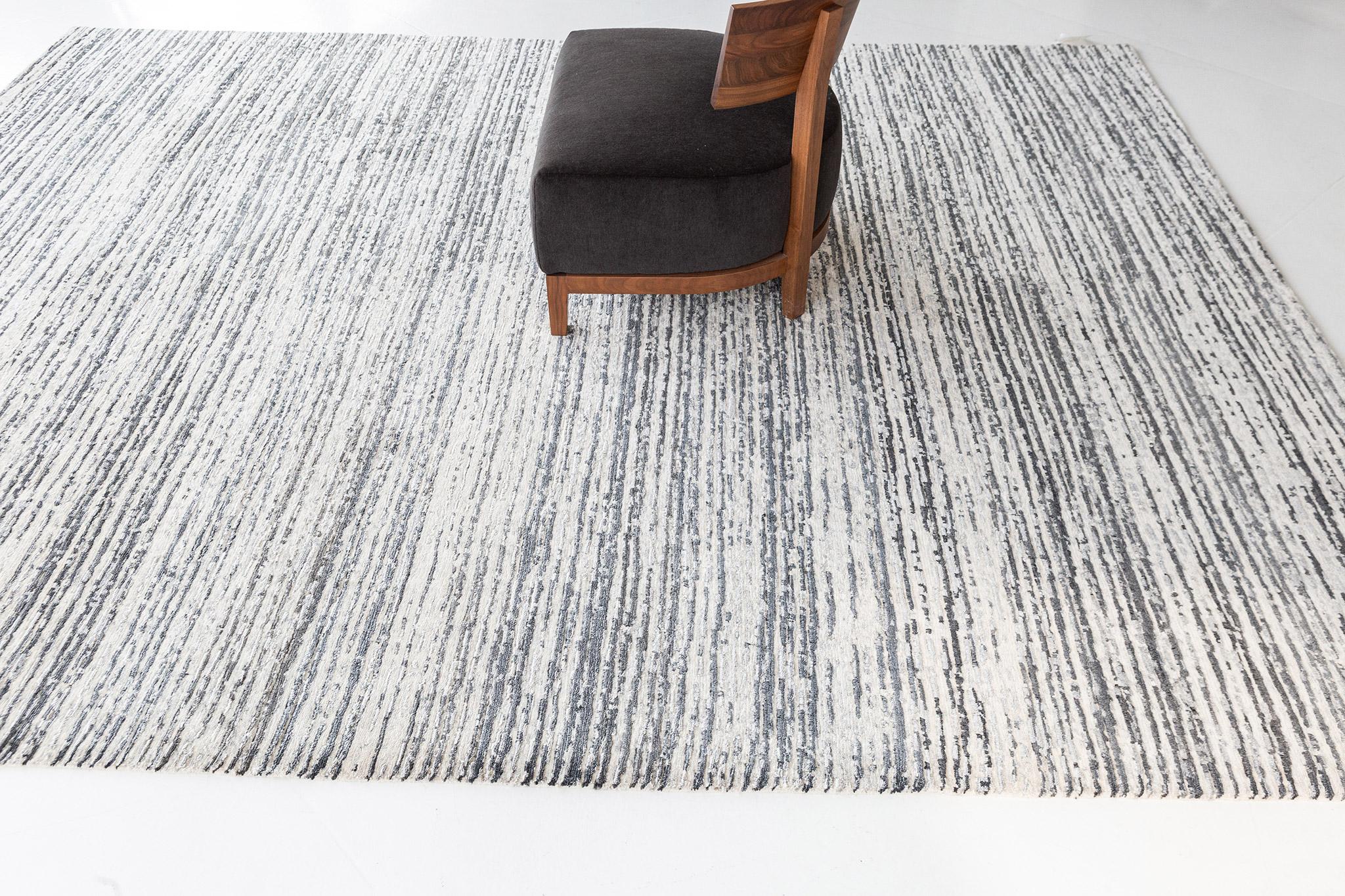 Dieser Teppich aus Wolle und Baumwolle hat ein horizontales Strichmuster mit einem Kontrast aus Jet und Weiß. Eine zeitgenössische und minimalistische Einrichtung passt zu Ihren modernen ROOMS. Ein Tafelaufsatz, der Ihre Gäste in Erstaunen versetzen