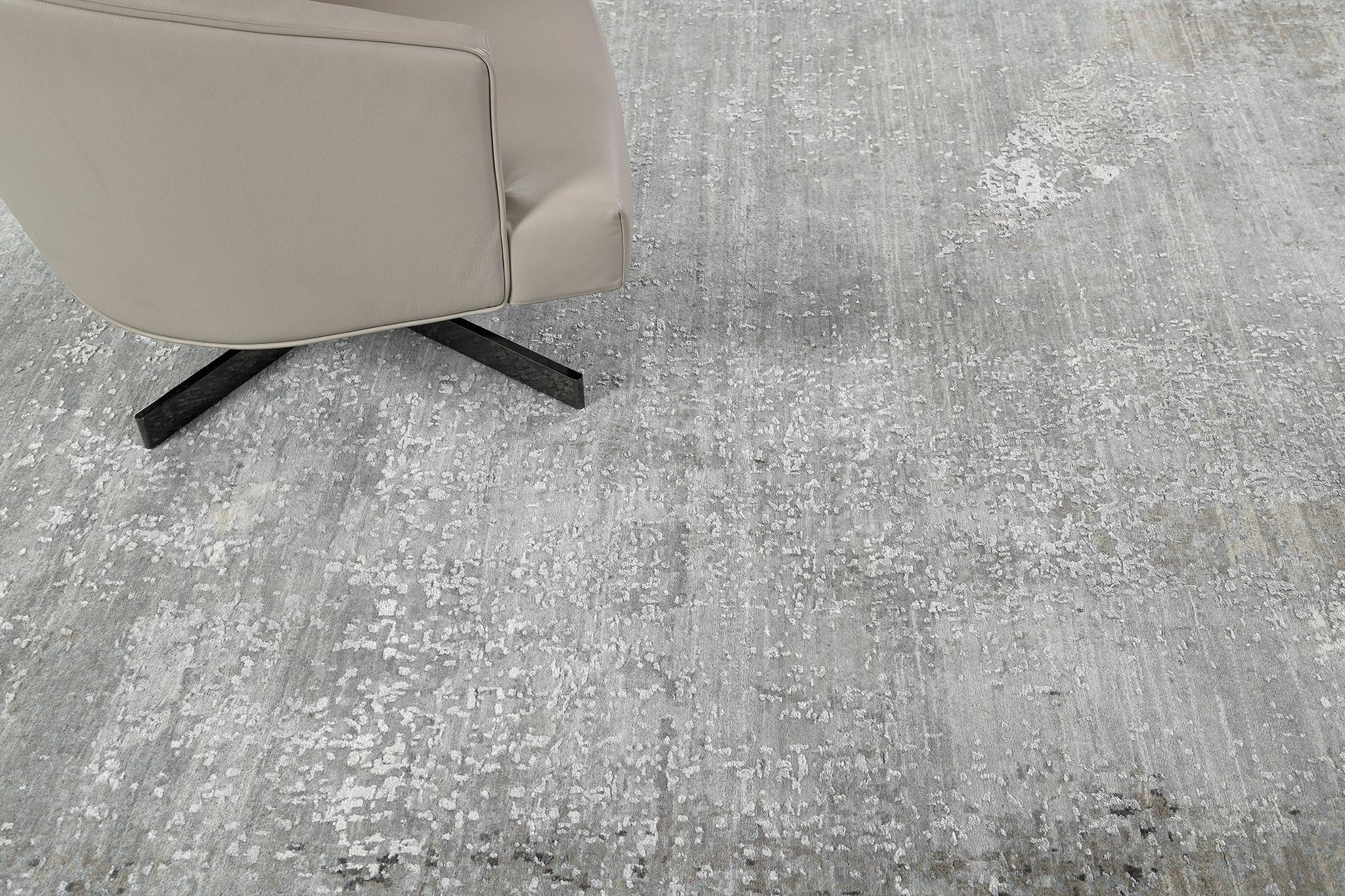Questo design moderno e unico della collezione Allure è la quintessenza del fascino e della raffinatezza. Un intreccio di vello di lana che si intreccia in modo intricato su un fondo variegato grigio salvia con una serie di elementi bianchi, blu e
