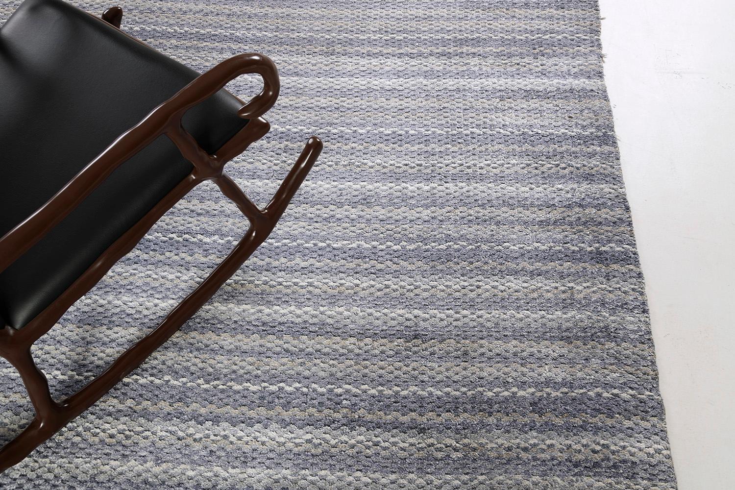 Dieser moderne Handwebteppich aus der Collection'S Luca ist stilvoll und gemütlich zugleich. Die verträumte pastellfarbene Farbpalette aus gepudertem Blau, Grau und Ecru spielt eine wesentliche Rolle bei der Erzielung dieser subtilen Raffinesse, die