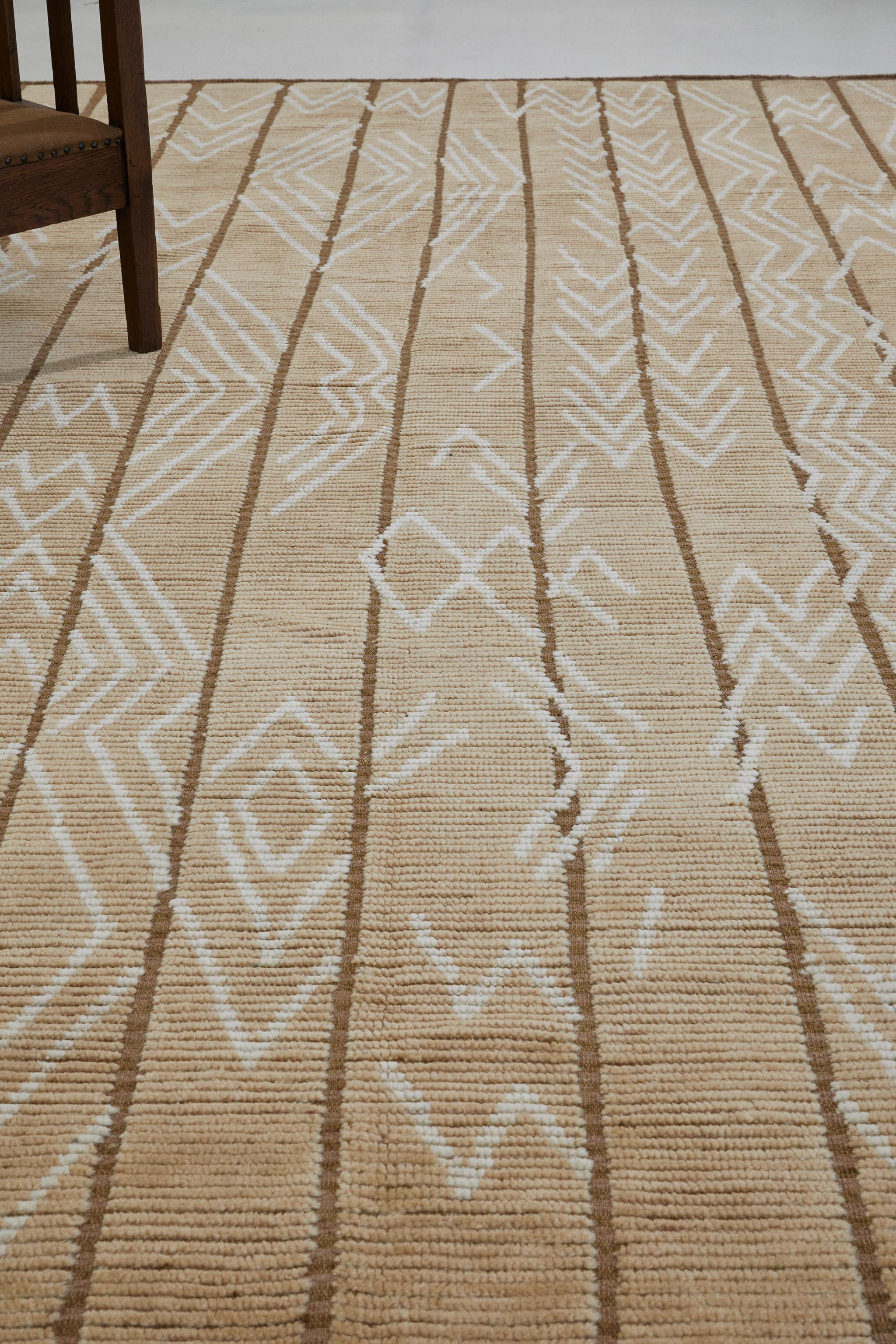 Bänder aus Zierflor mit eklektischem Chevron-Muster, unterteilt durch vertikale Streifen aus buntem Flachgewebe. Mourvedre ist von nordafrikanischen Textilien inspiriert. Hier in warmen Brauntönen.

Die Estancia Collection von Mehraban ist eine