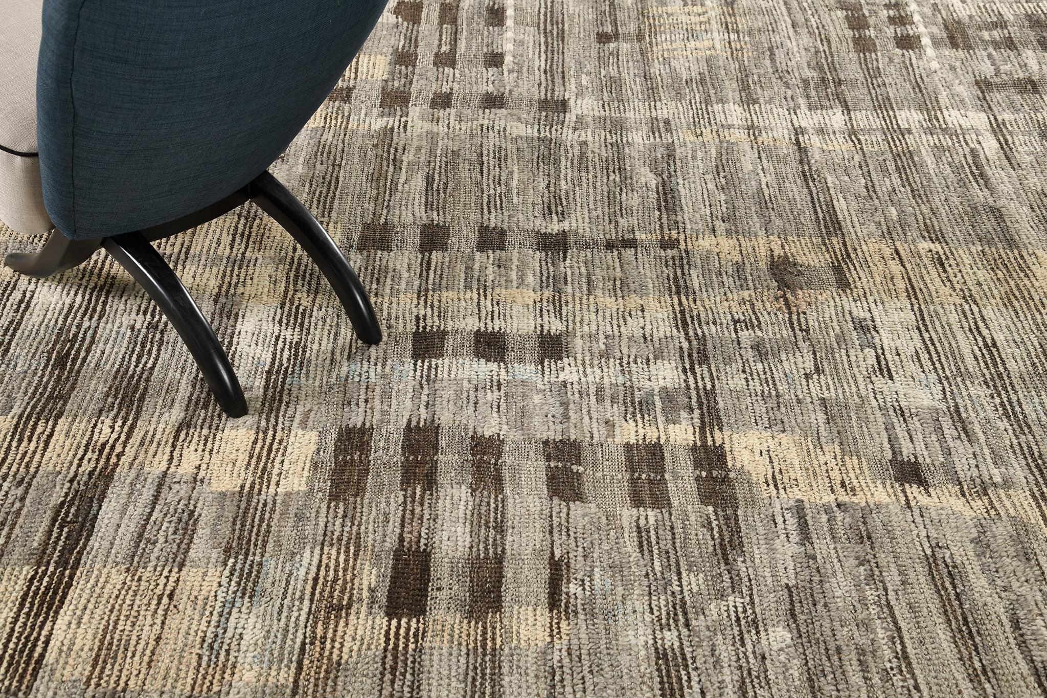 Nakhla' est un tapis naturel aux tons terreux et une interprétation moderne du monde marocain. Les touches irrégulières de ce tapis de couleur brun-ombré, tortilla et taupe rappellent les fibres de la nature et leur capacité à être utilisées pour