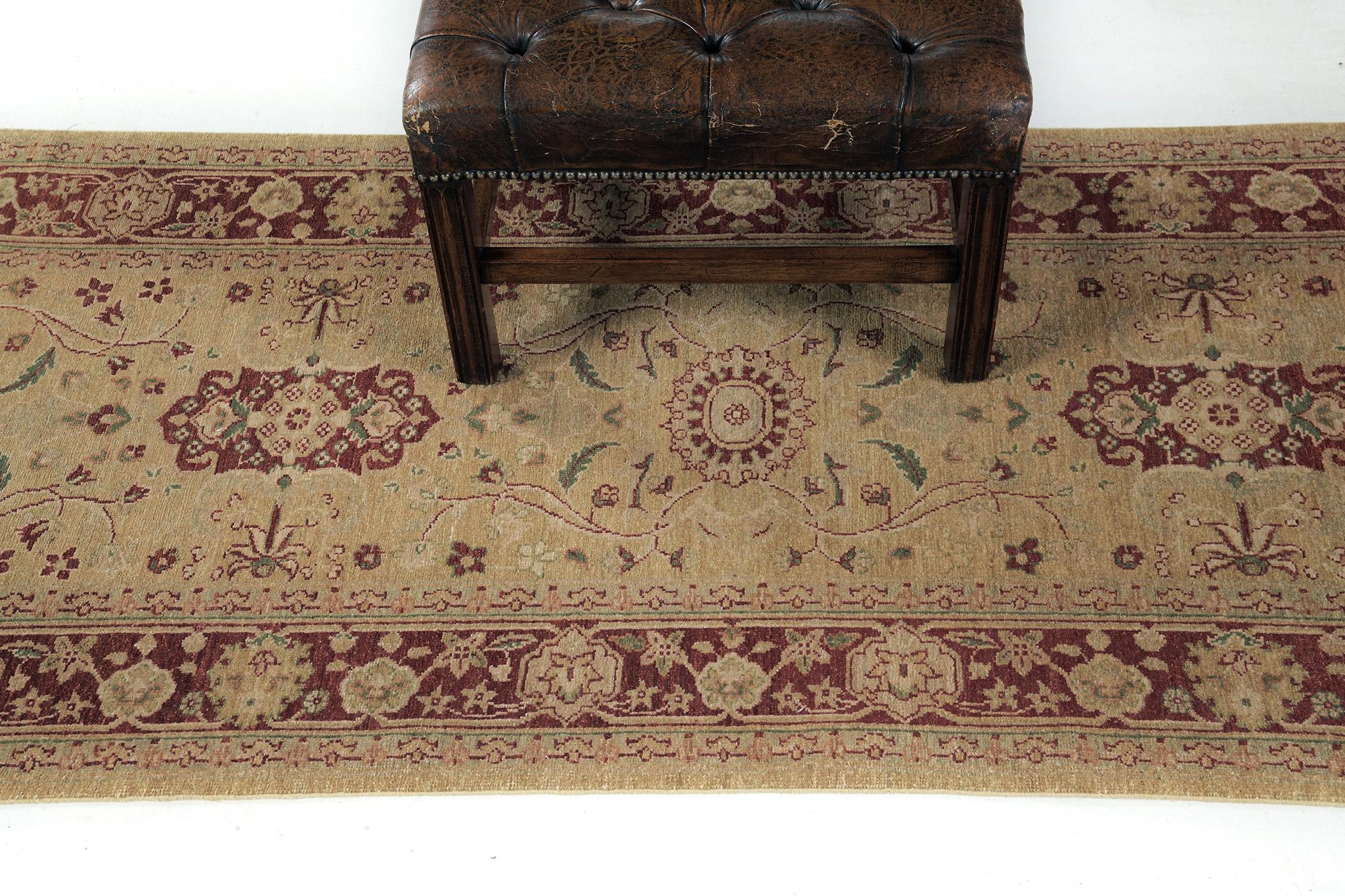 L'oro e il rosso brillante si aggiungono perfettamente all'eleganza di questo runner. Questo spettacolare capolavoro presenta un'affascinante simmetria di fogliame e motivi. Agra è nota per la sua particolare tavolozza di colori e per il suo design,
