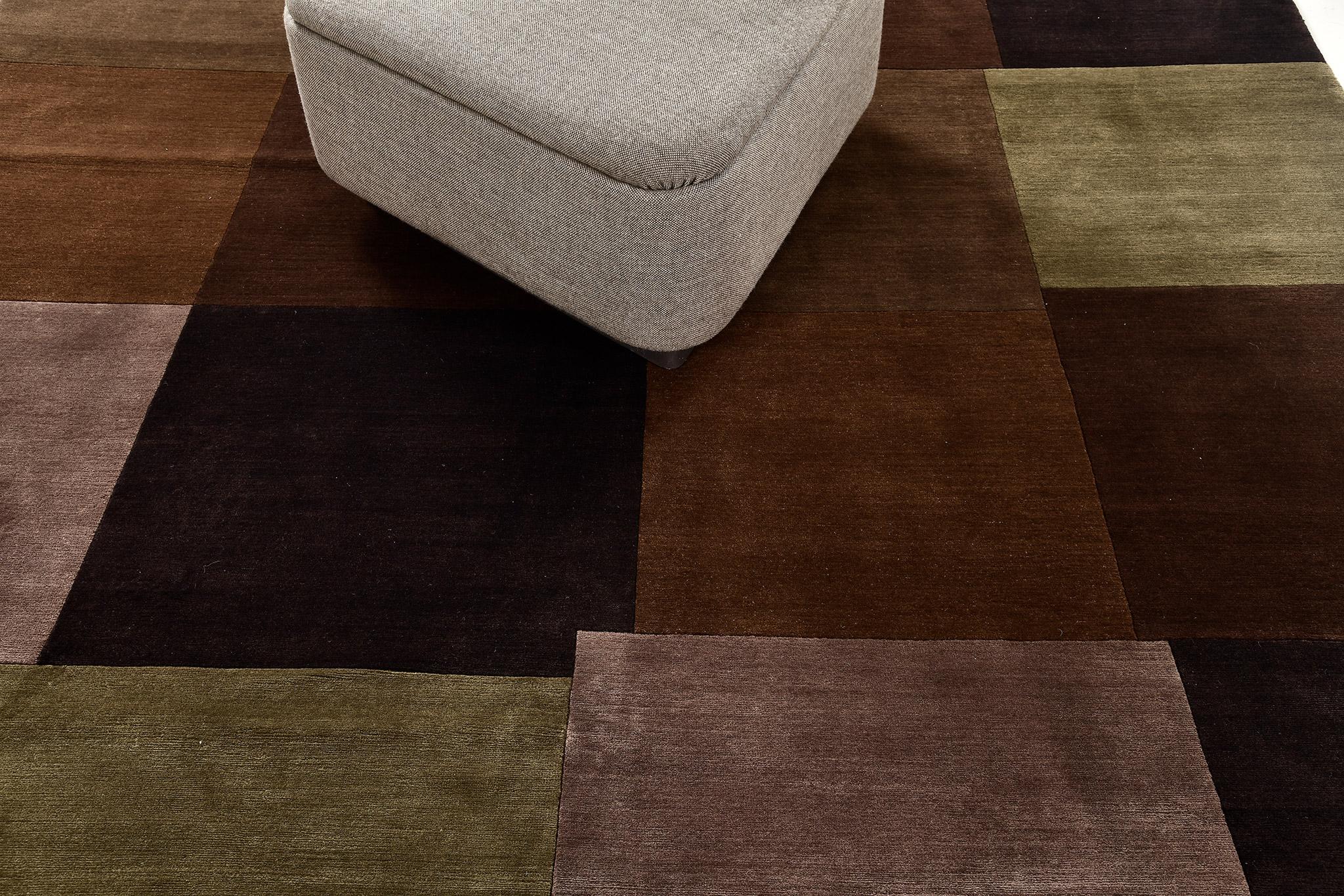 Dieser elegante Mondrian-Teppich hat viele dunkle Farbtöne, die an die Barockzeit erinnern. Dieser Teppich ist ein traditionelles Stück in Raumgröße, das sich ideal für den Boden oder die Wand eignet. Ein Tafelaufsatz, der das Innere Ihres Hauses