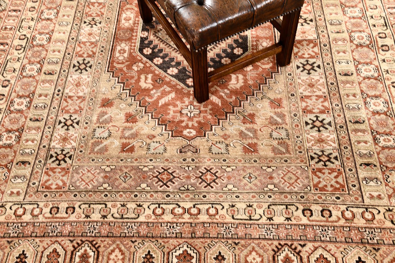 ¿Quién no se enamoraría de este renacimiento de la alfombra estilo Gashgai? Una serie de bandas recorren el perímetro del medallón central. Los motivos repetidos y los motivos geométricos están indicados y bien coordinados con los tonos cálidos.