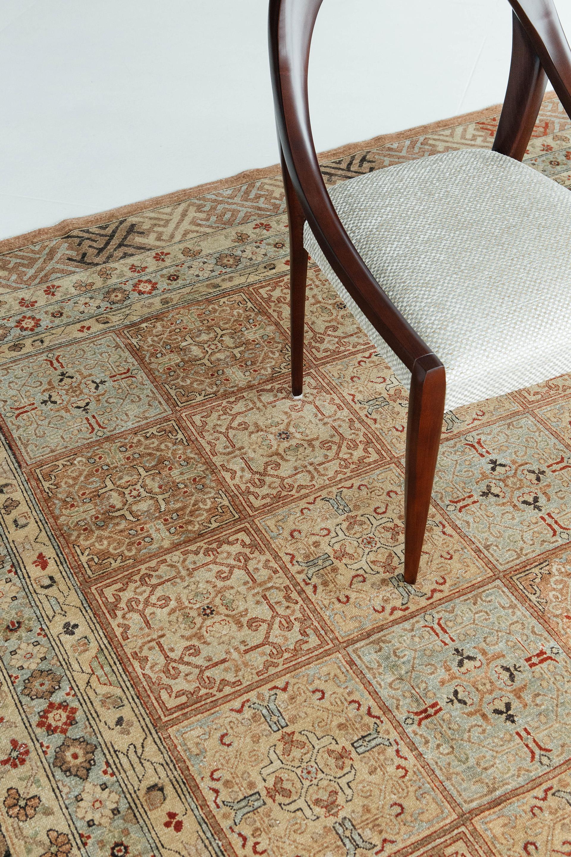 Présentant des blocs et des chemins de jardin formels décorés de motifs floraux, ce charmant tapis antique de Khotan est une véritable œuvre d'art. Les couleurs de la laine teintée naturelle s'harmonisent et créent un look élégant et cohérent qui