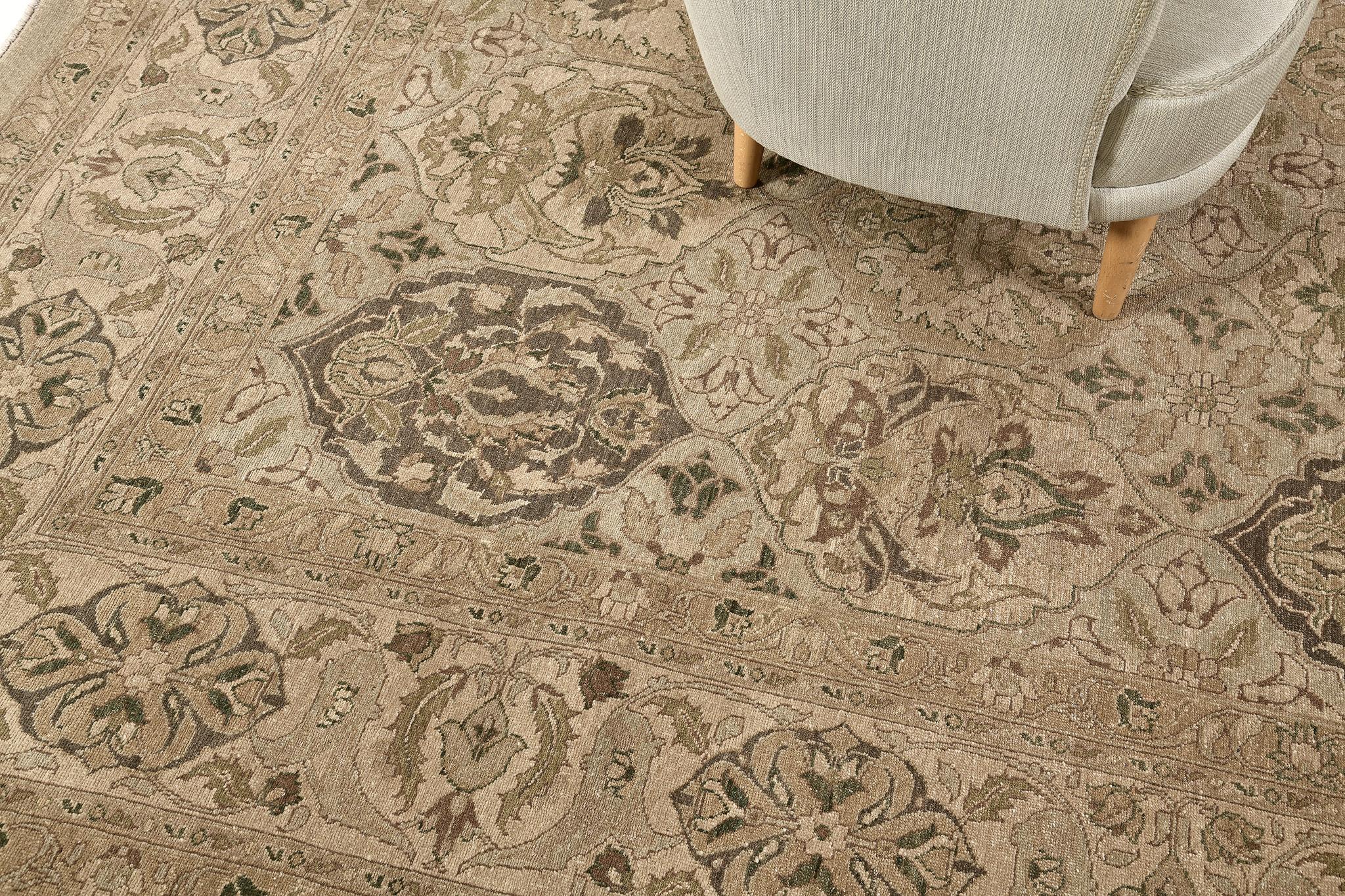 D'une composition classique et doté d'un magnifique motif de jardin à compartiments, ce tapis surdimensionné de Kerman reflète les tendances intemporelles des tapis d'Asie centrale. Une variété d'éléments botaniques, de fleurs et de vignes sont