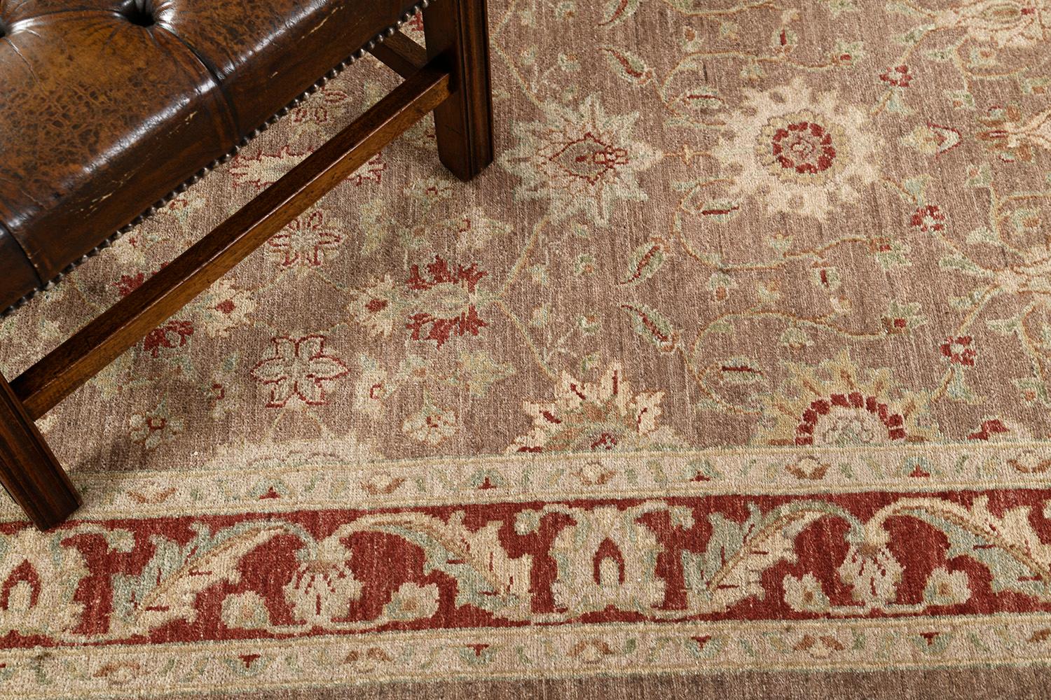 Serie di medaglioni e ornamenti floreali si riflettono attraverso abbellimenti dorati su campi fioriti e rossi vibranti. I bordi sono splendidamente tessuti a mano e creati con una tintura vegetale per formare un elegante Sultanabad Rugs. Una