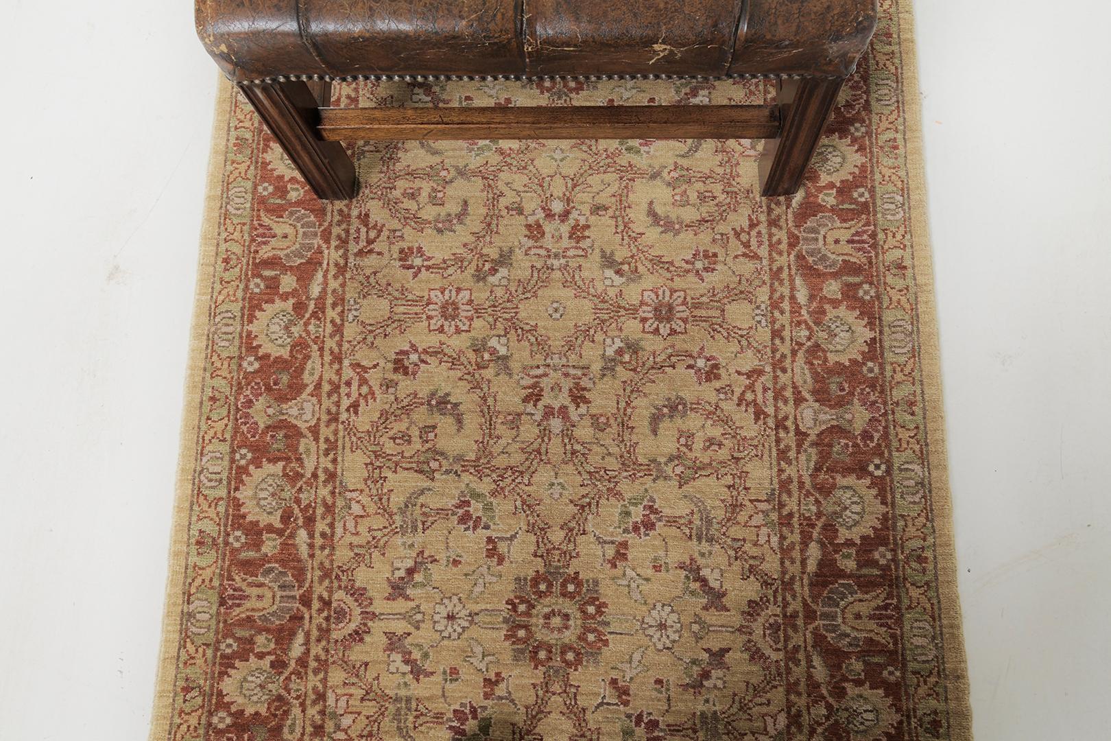 Dieser fesselnde Sultanabad-Läufer hat symmetrische Muster, die den Teppich einzigartig machen. Ein Meisterwerk, das Ihr Interieur faszinierender macht. Die majestätische königliche Ausstrahlung in Gold und Rot weist selbst die kleinsten Details der