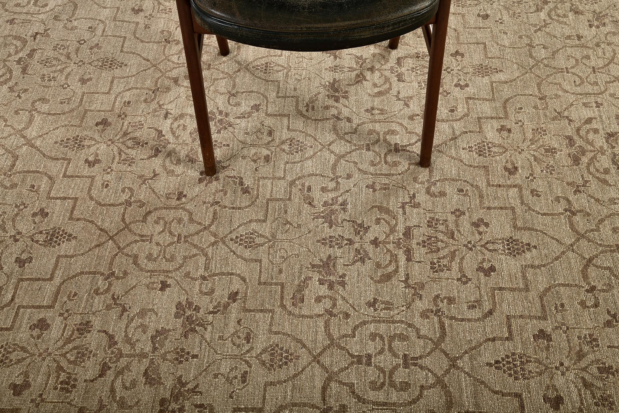 Dieser elegante und zeitlose Transitional-Teppich aus pflanzlich gefärbtem Material hat ein kompliziertes symmetrisches Muster und ist mit klaren, großartigen Medaillons versehen. Die Details dieser Muster sind perfekt in ein cremefarbenes Feld