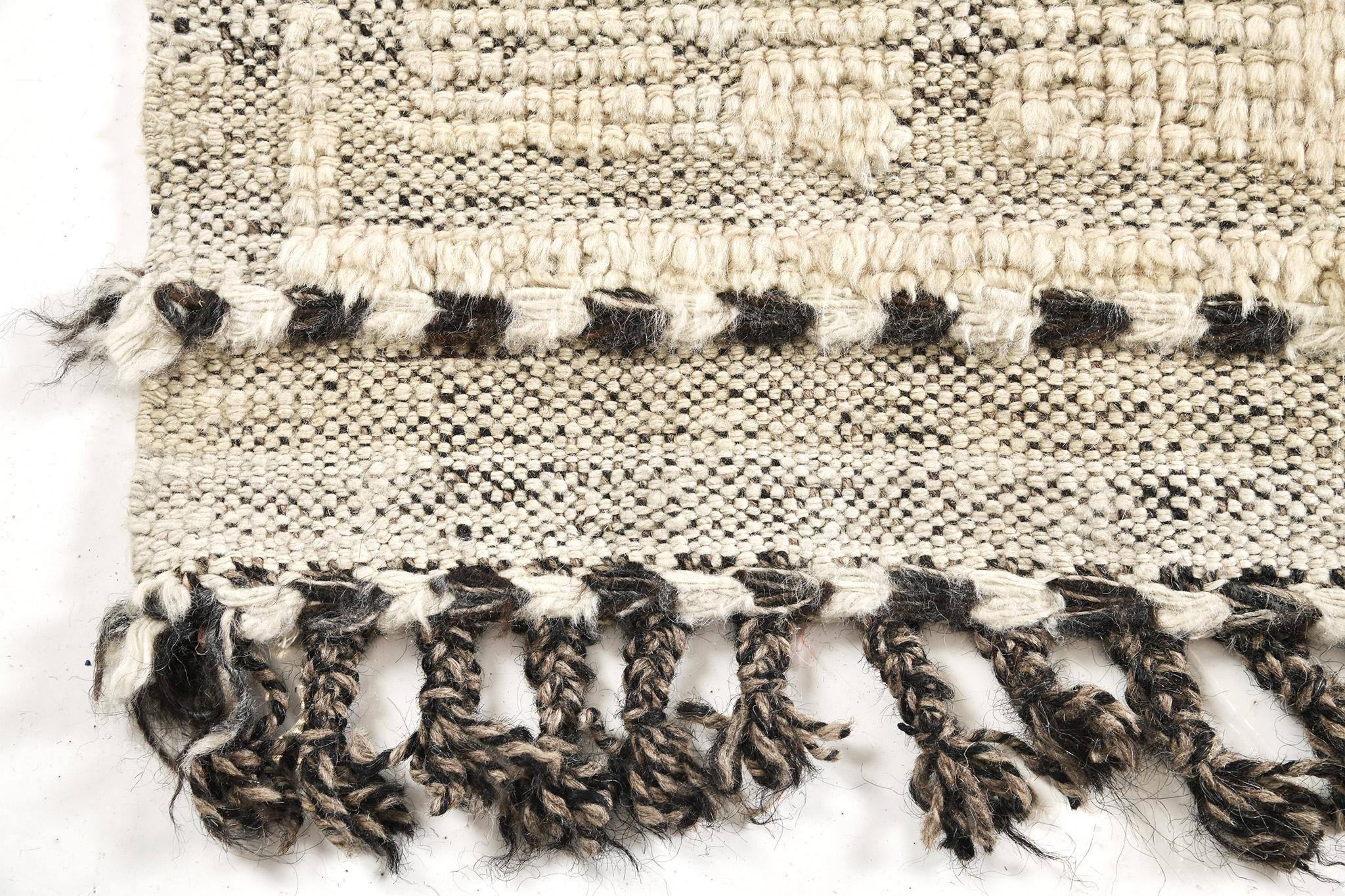 Oujda est un tapis de laine luxueux tissé à la main avec des détails en relief intemporels. En plus de son excellent tissage, Oujda possède un joli design qui apporte une texture lustrée et une touche contemporaine à votre espace. La collection